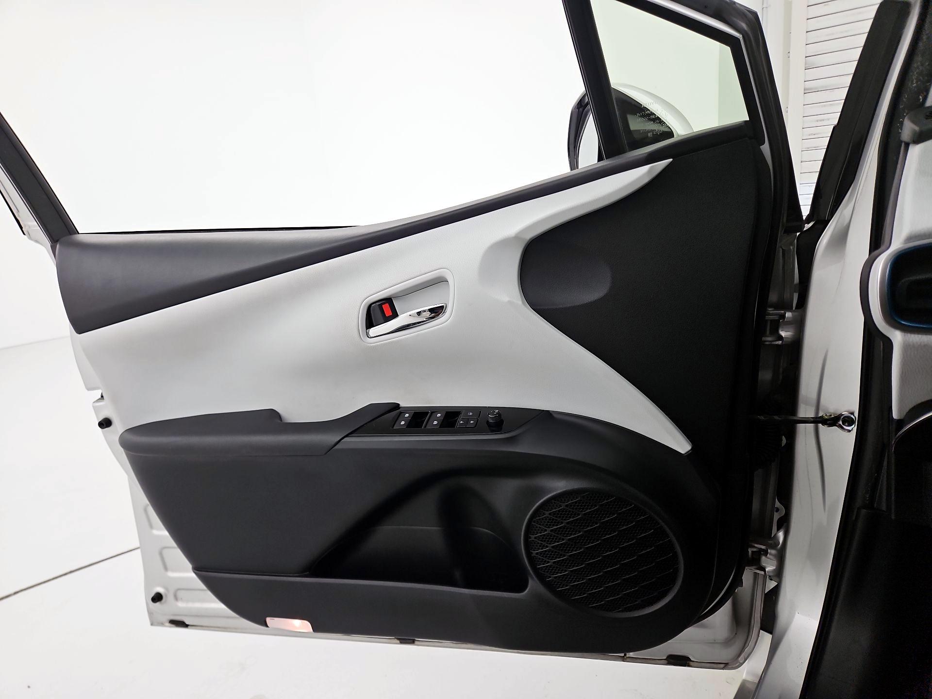 Thumbnail: 2017 Toyota Prius - 12