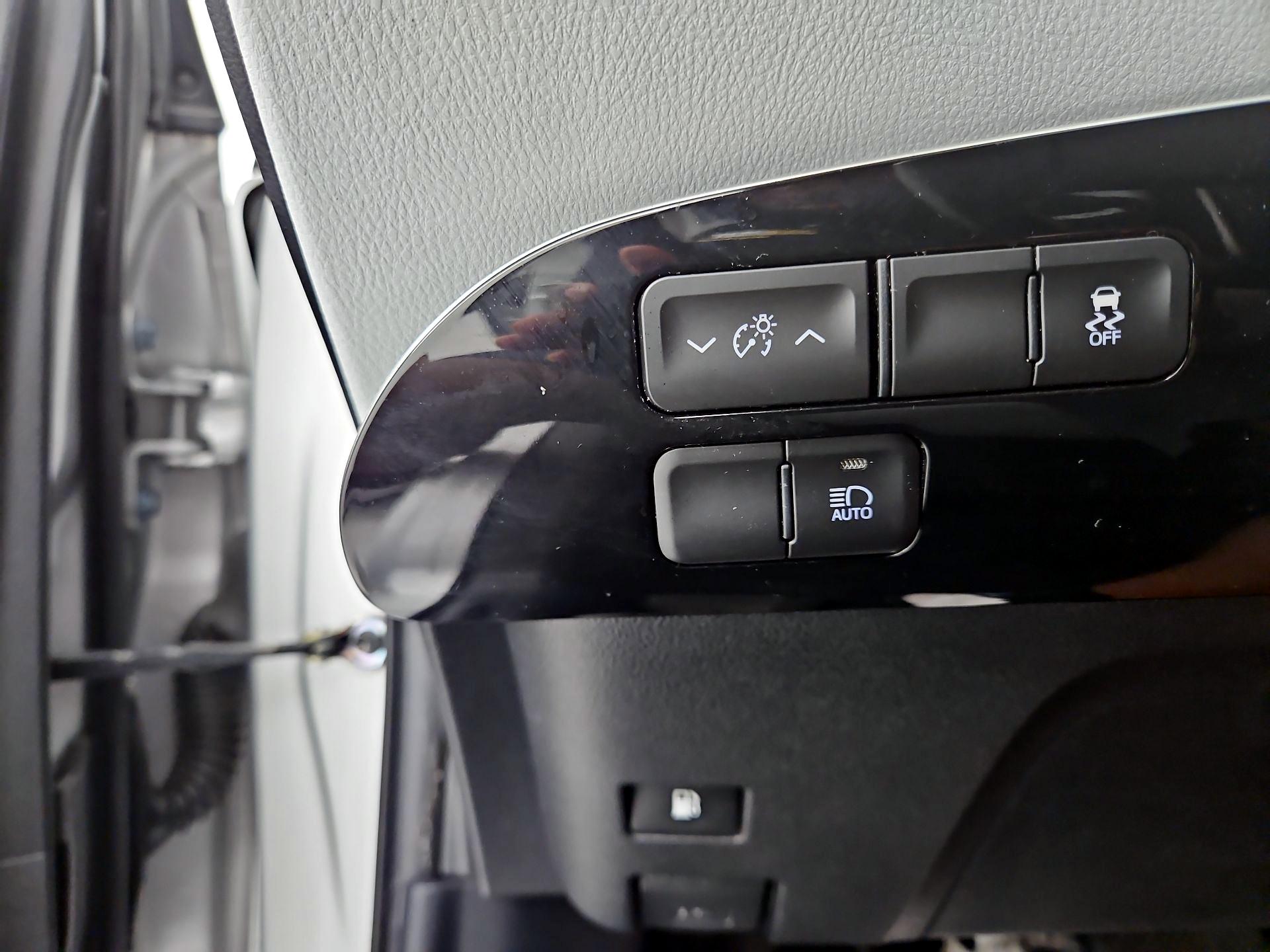 Thumbnail: 2017 Toyota Prius - 13
