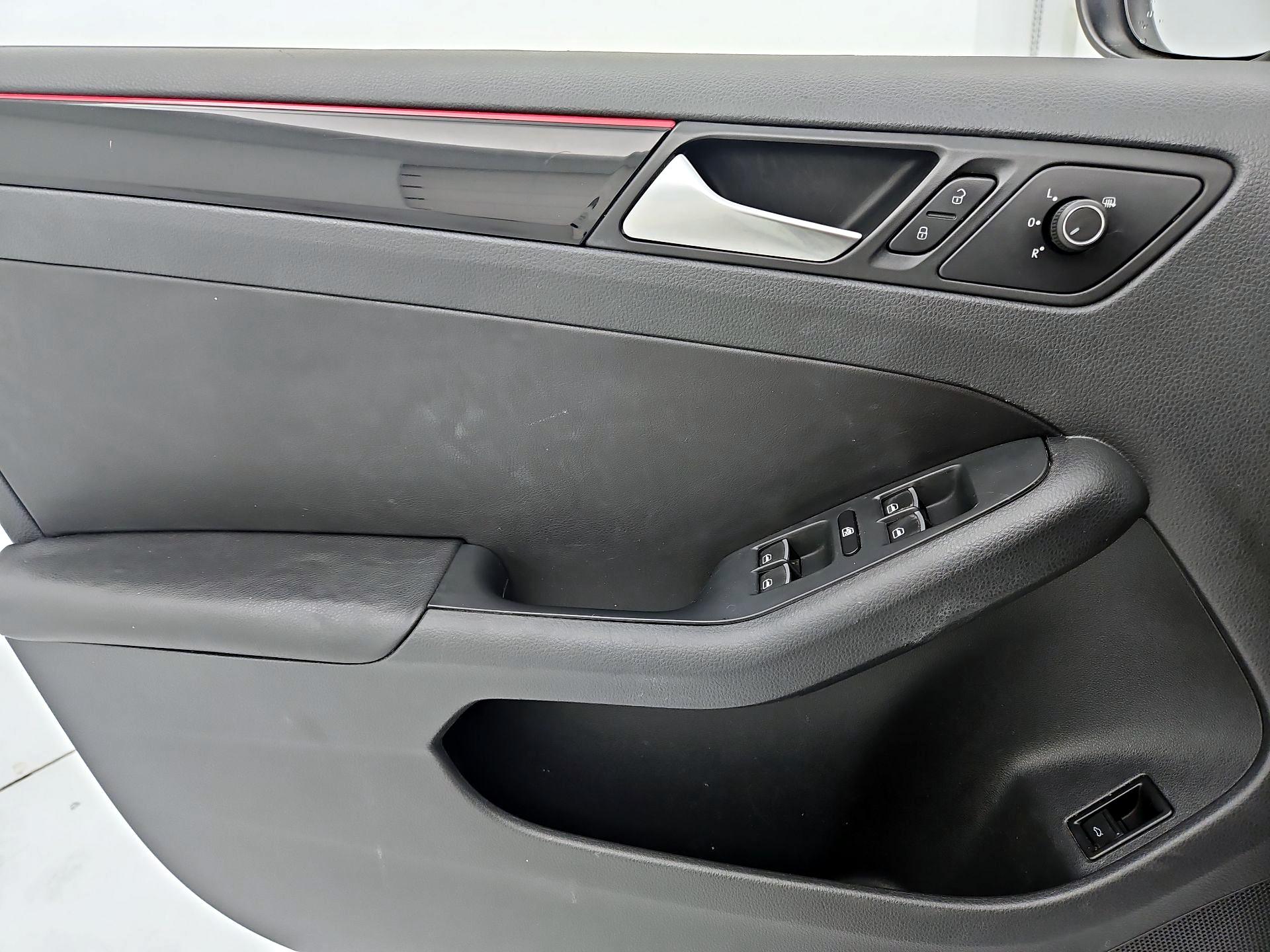 Thumbnail: 2015 Volkswagen Jetta - 12