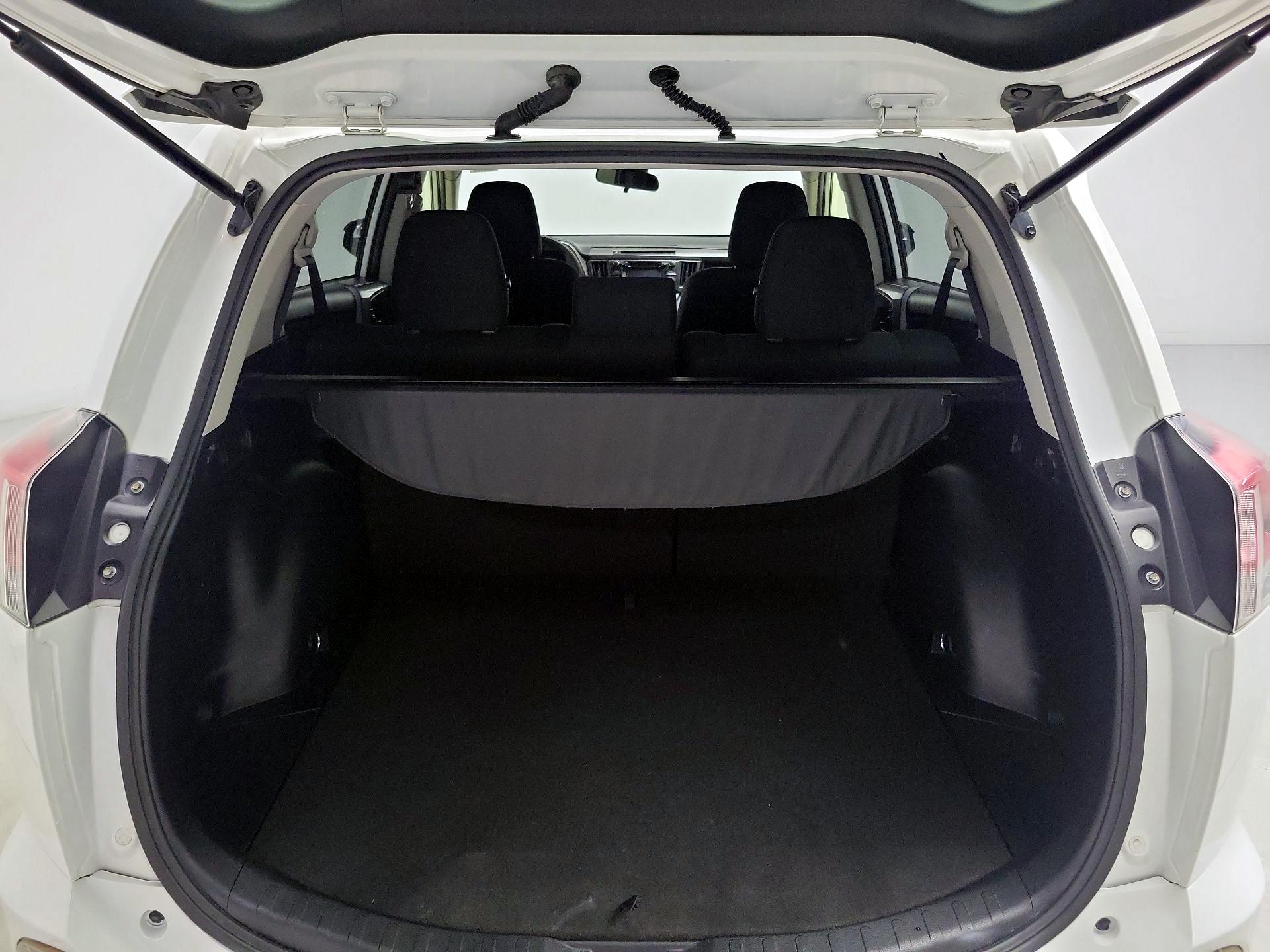 Thumbnail: 2018 Toyota RAV4 - 20