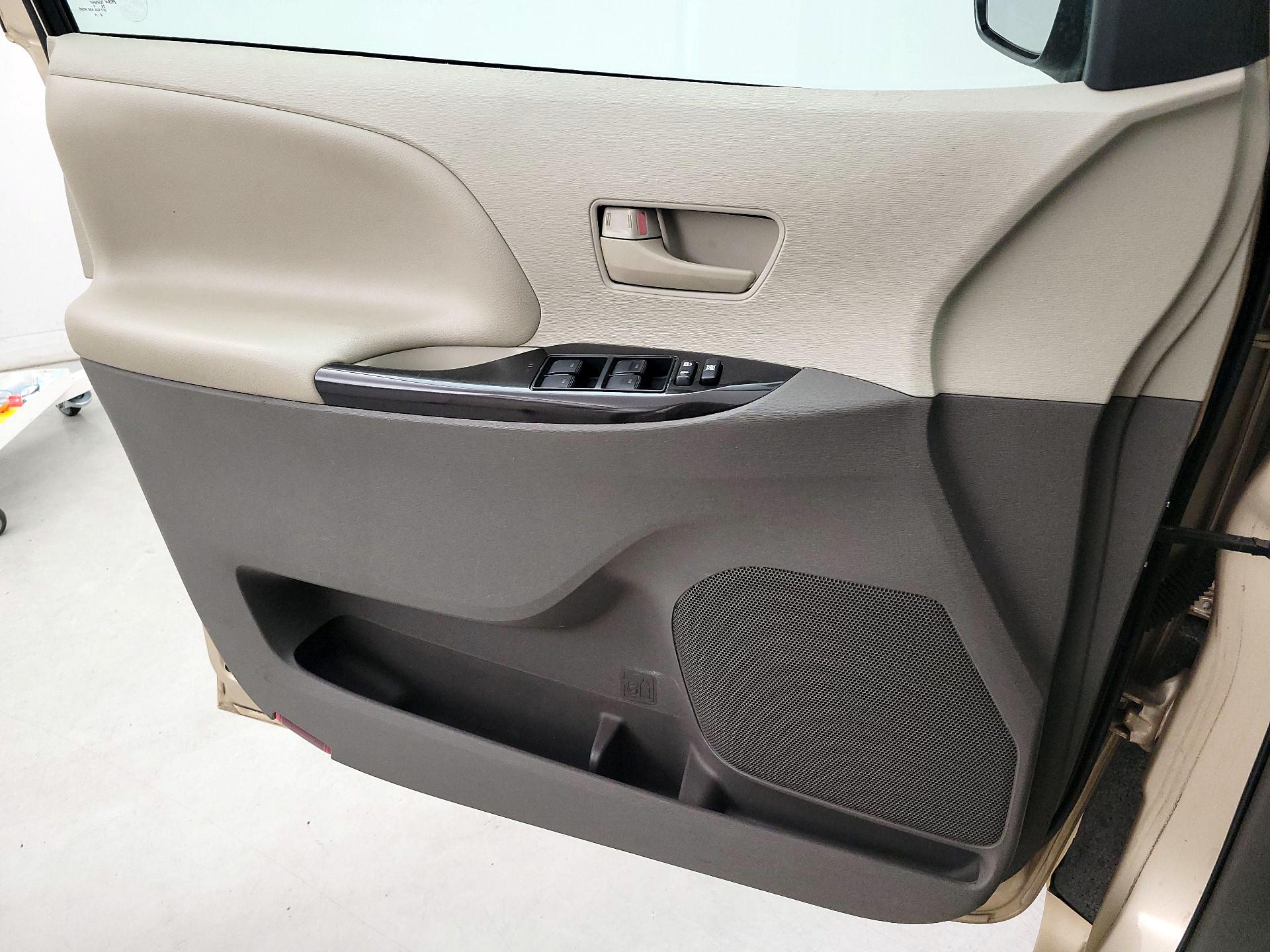 Thumbnail: 2014 Toyota Sienna - 10
