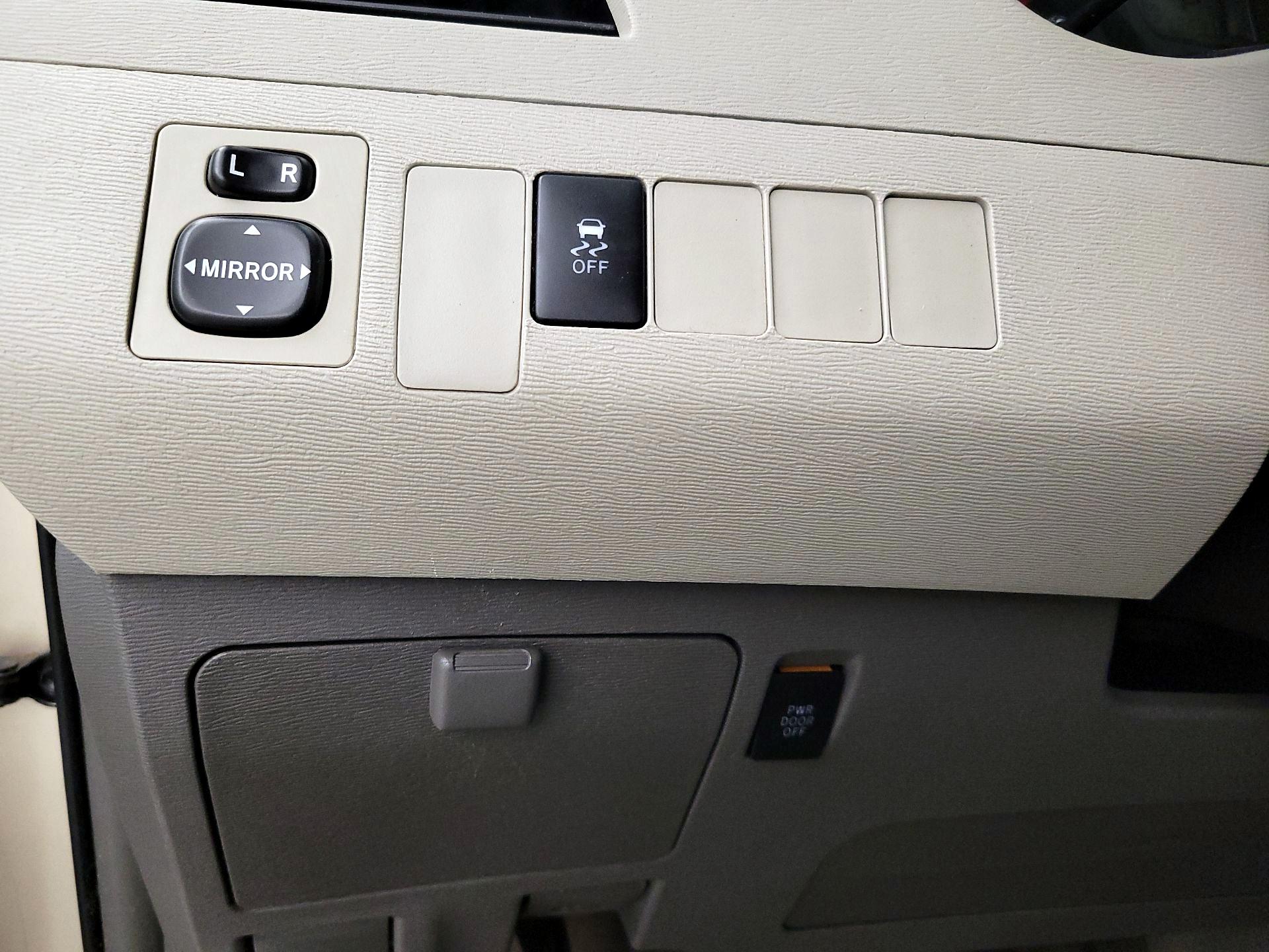 Thumbnail: 2014 Toyota Sienna - 11