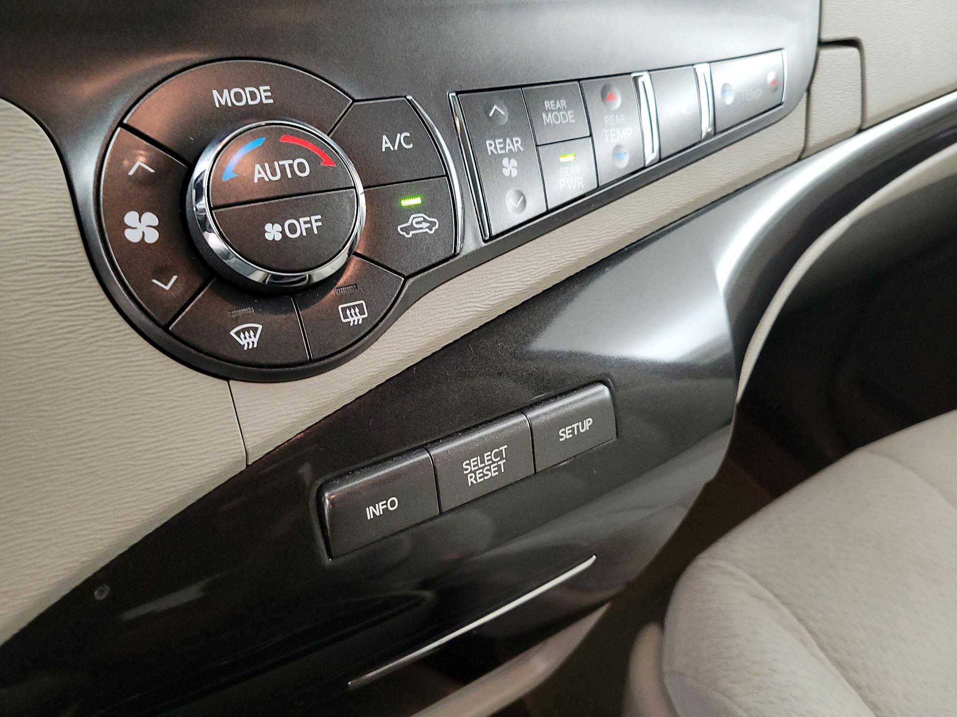 Thumbnail: 2014 Toyota Sienna - 14
