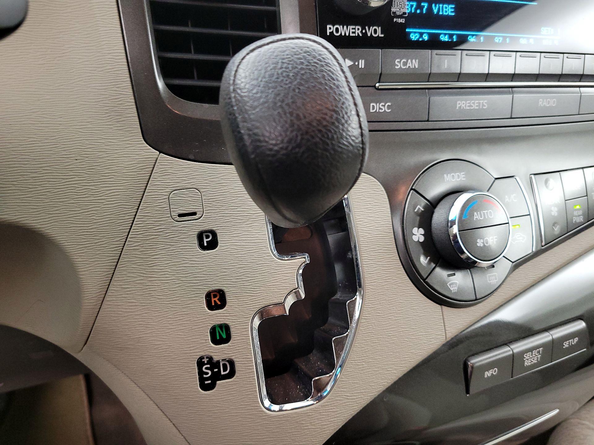 Thumbnail: 2014 Toyota Sienna - 15