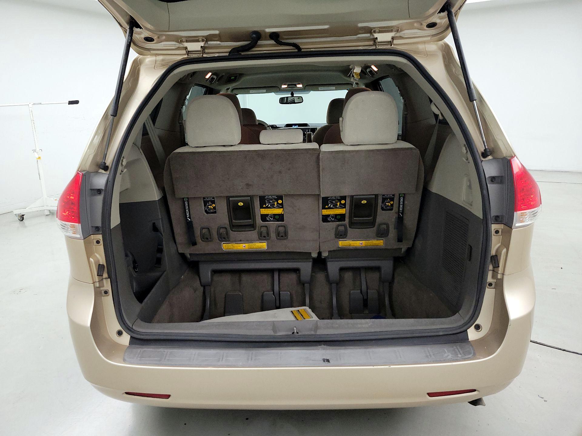 Thumbnail: 2014 Toyota Sienna - 19