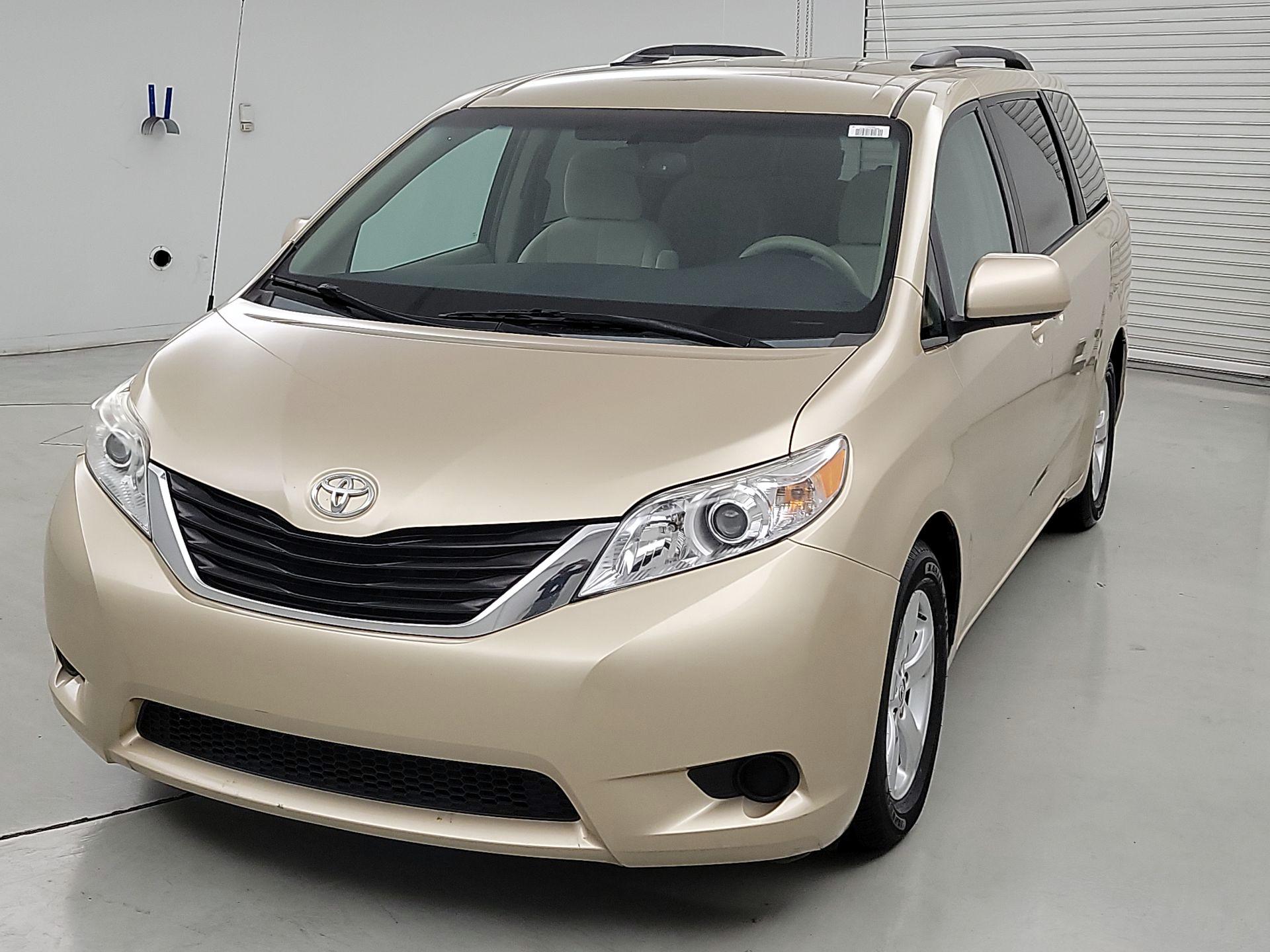 Thumbnail: 2014 Toyota Sienna - 3