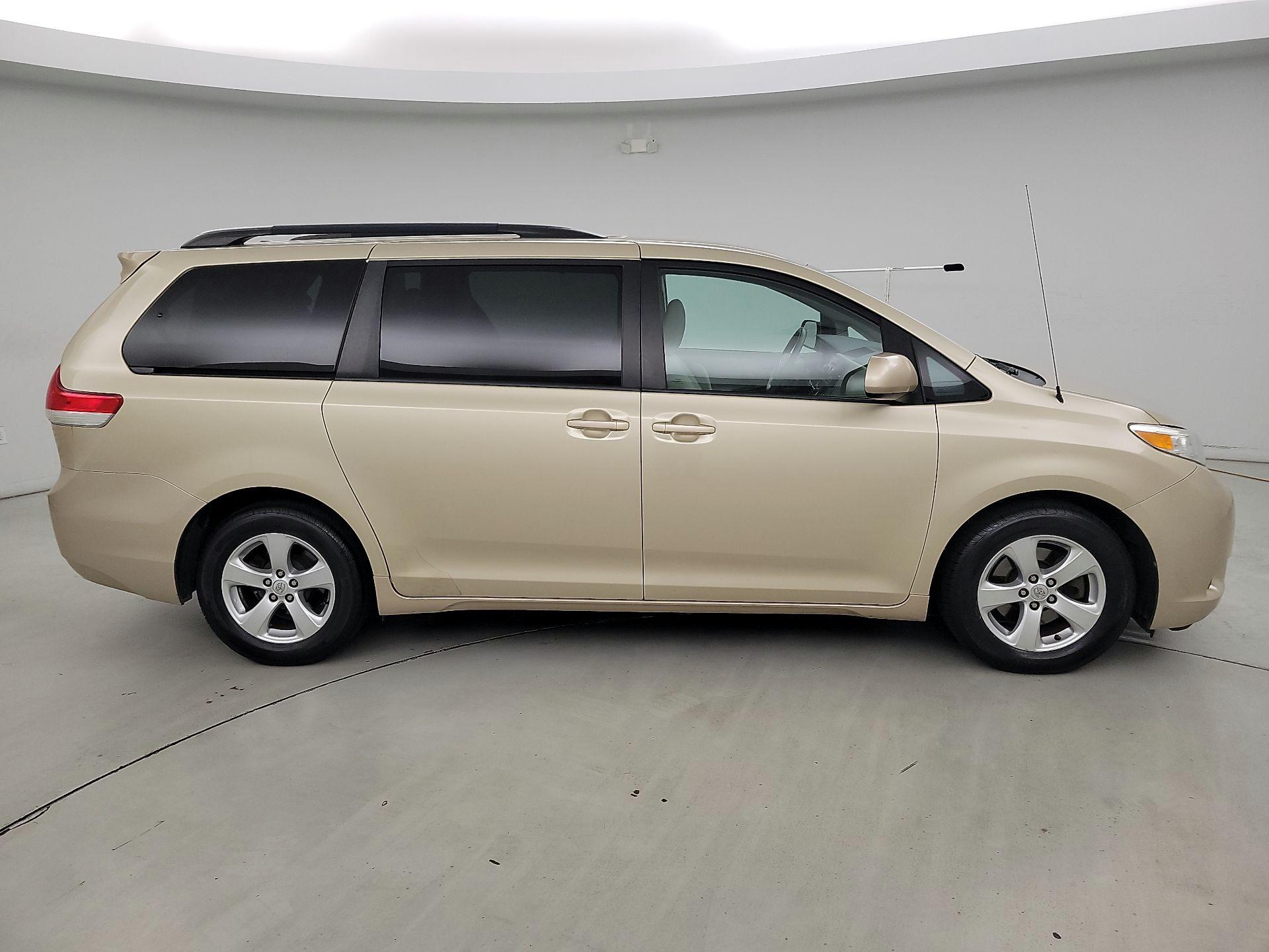 Thumbnail: 2014 Toyota Sienna - 4