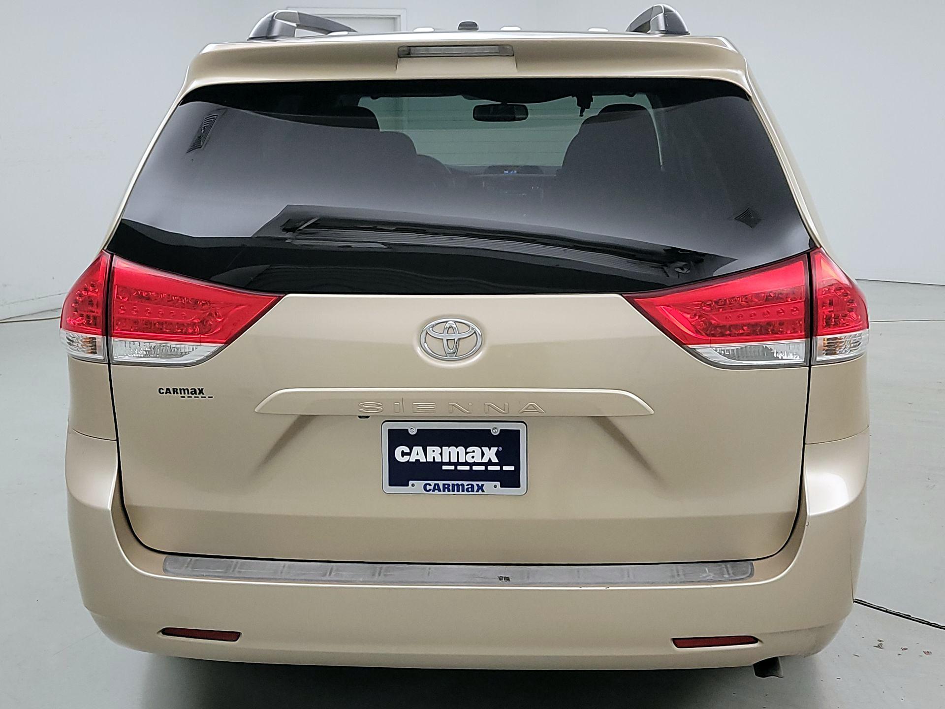 Thumbnail: 2014 Toyota Sienna - 6