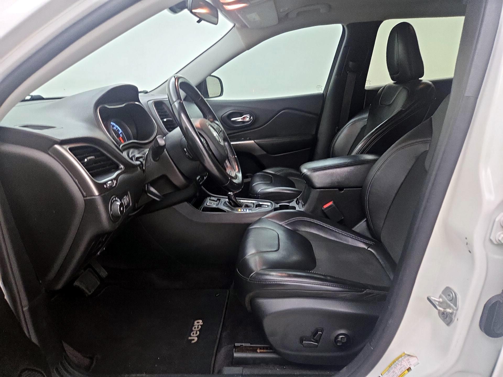 Thumbnail: 2019 Jeep Cherokee - 11