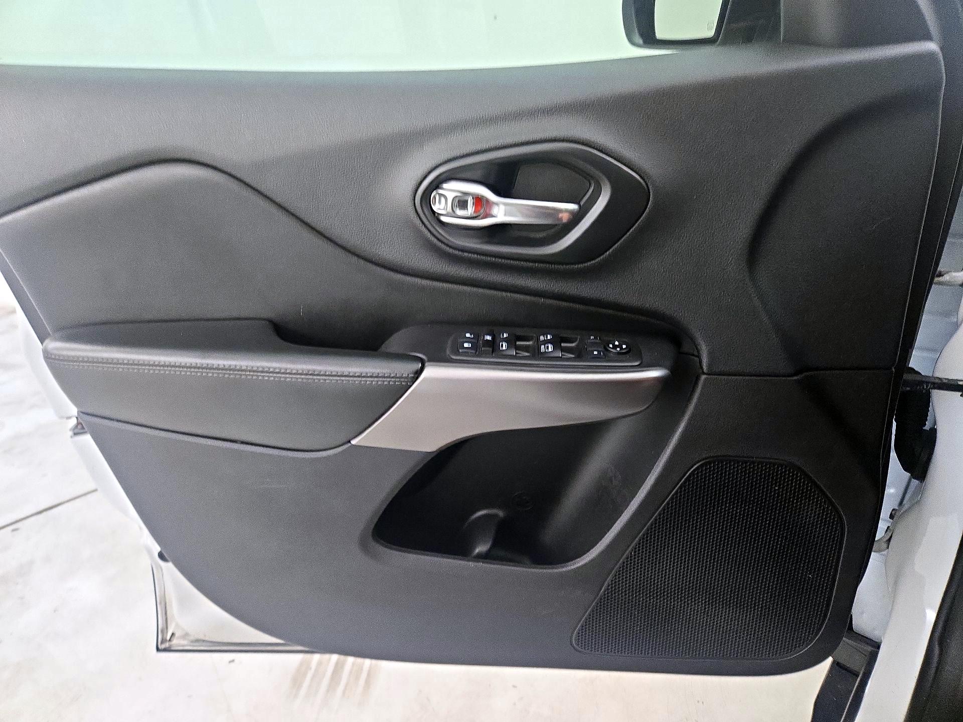 Thumbnail: 2019 Jeep Cherokee - 12