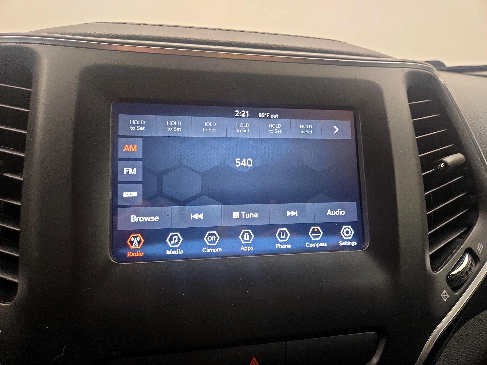 Thumbnail: 2019 Jeep Cherokee - 15