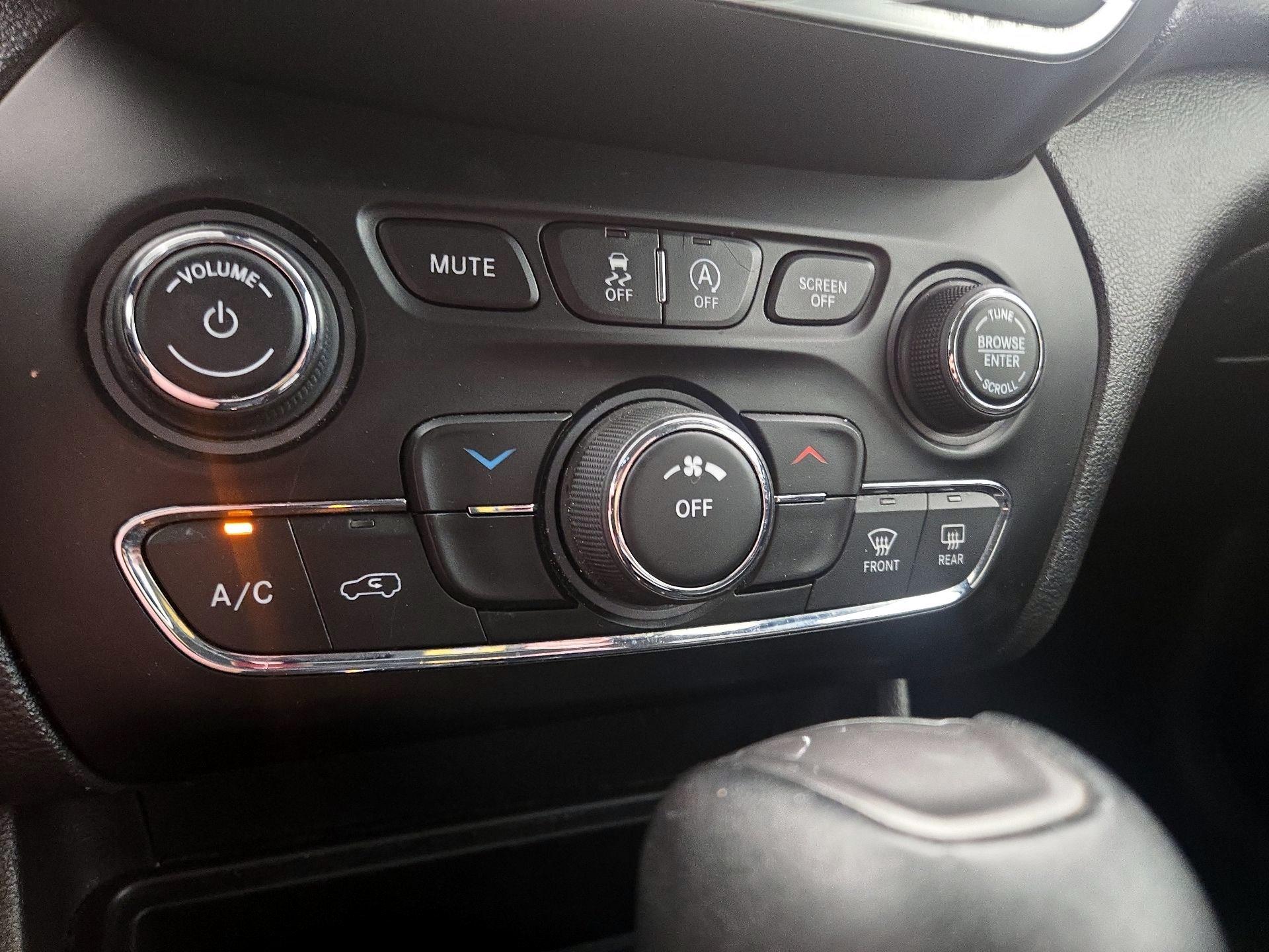 Thumbnail: 2019 Jeep Cherokee - 16