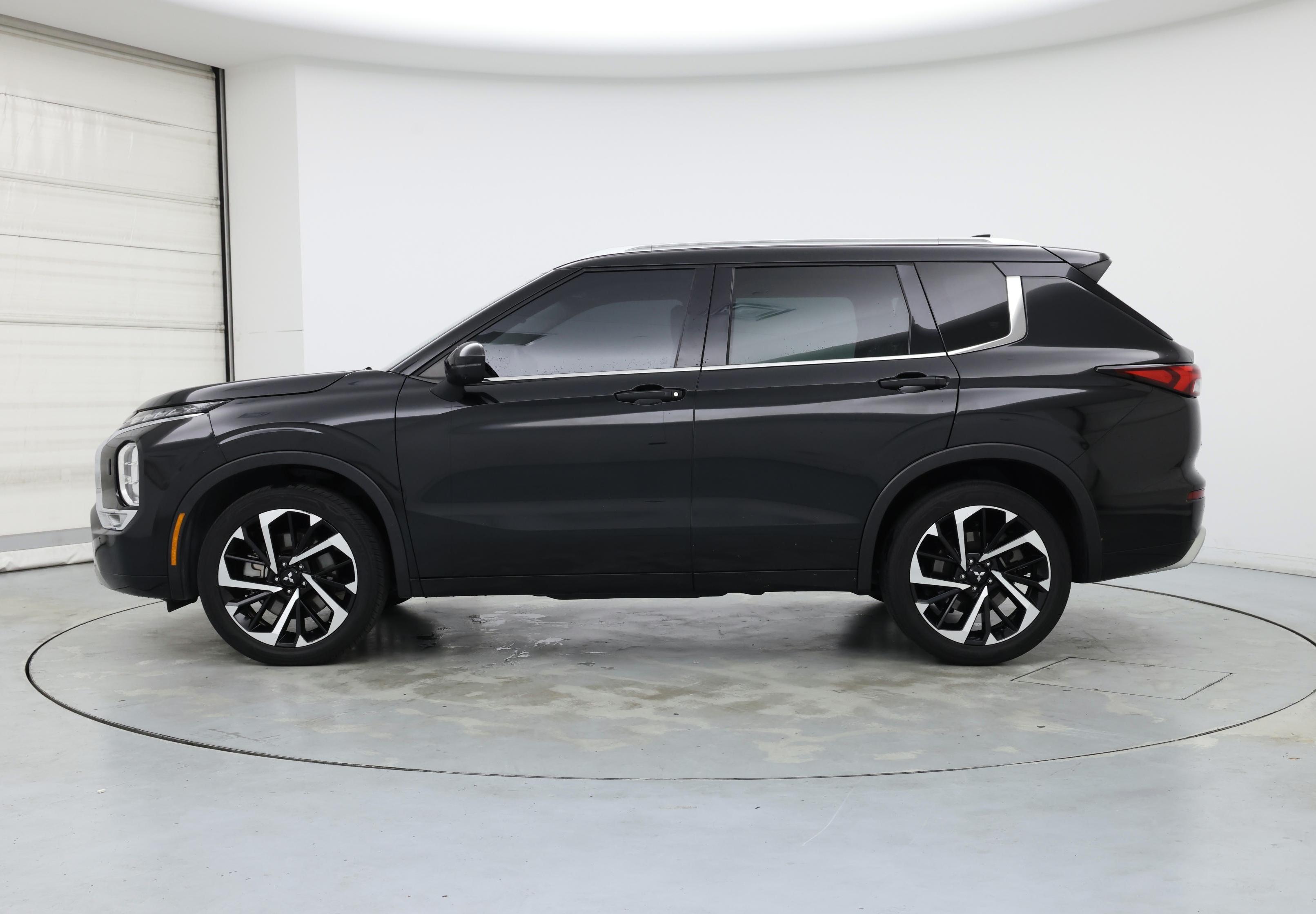 Thumbnail: 2022 Mitsubishi Outlander - 3