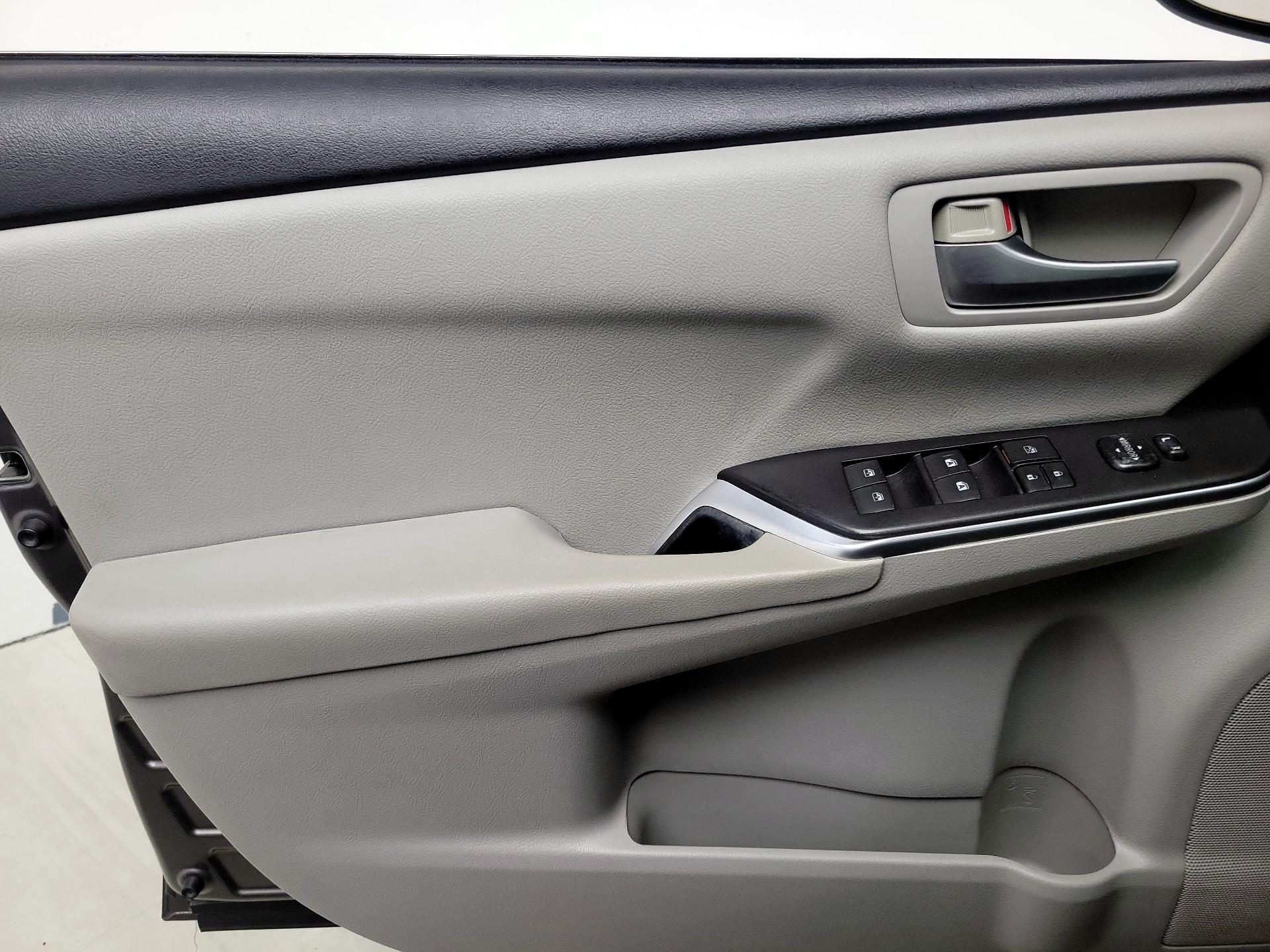 Thumbnail: 2017 Toyota Camry - 12