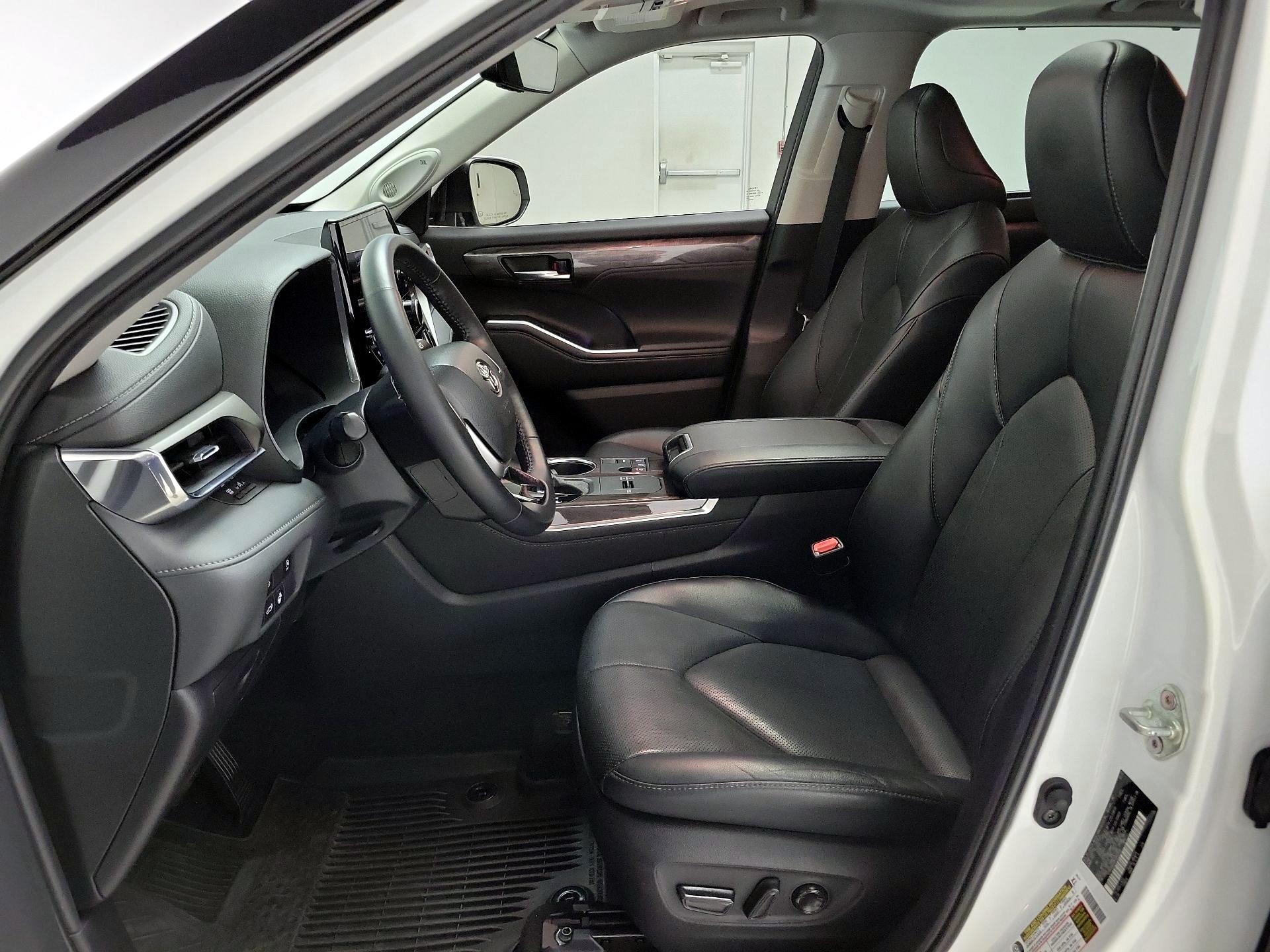 Thumbnail: 2023 Toyota Highlander - 11