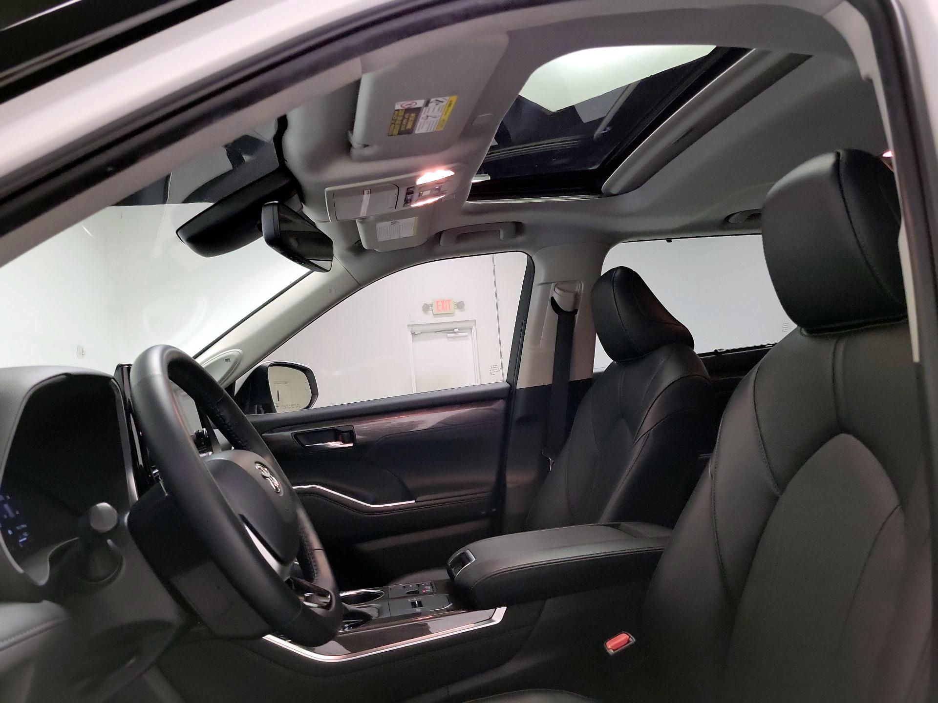 Thumbnail: 2023 Toyota Highlander - 20