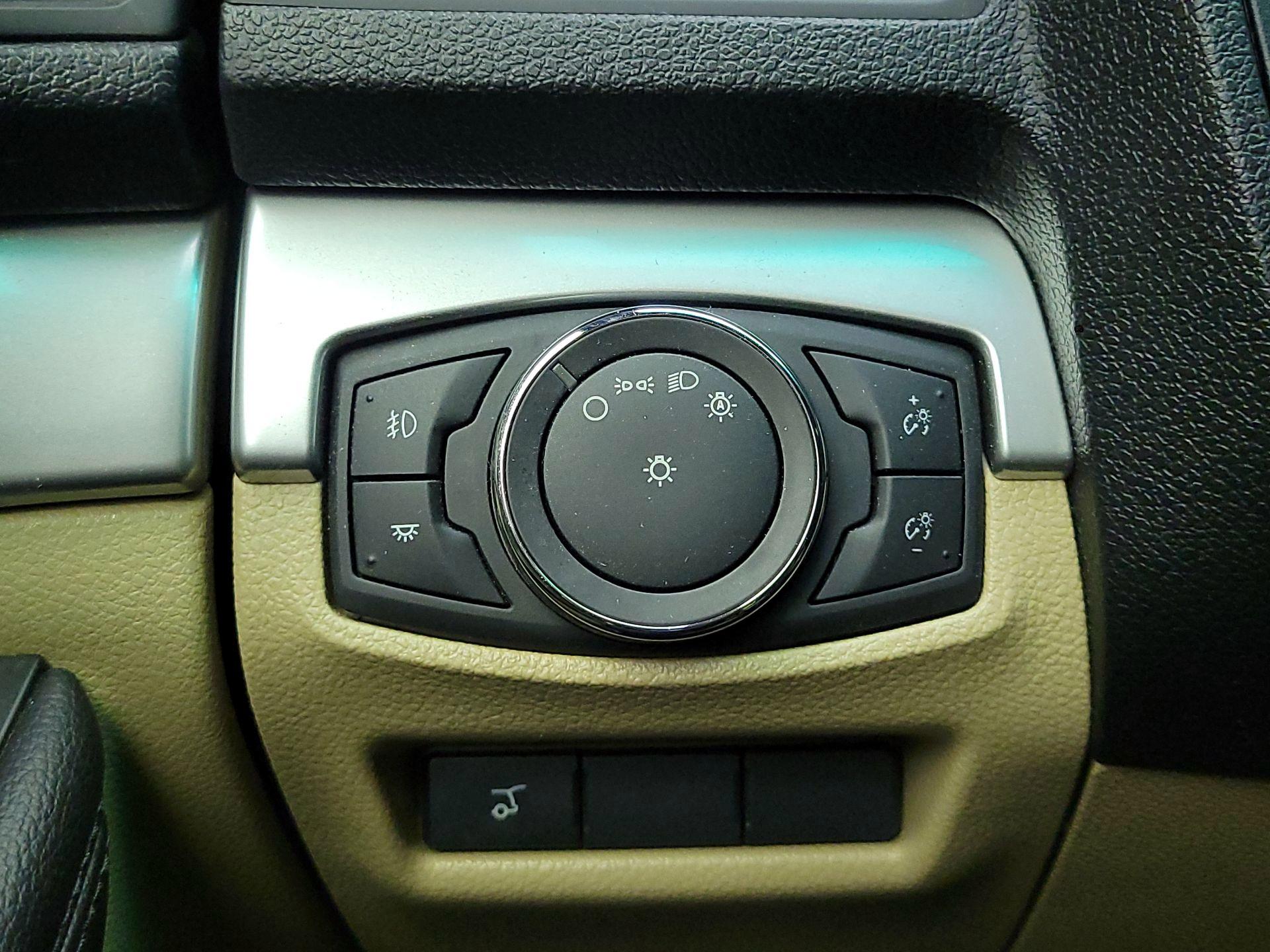 Thumbnail: 2016 Ford Explorer - 13