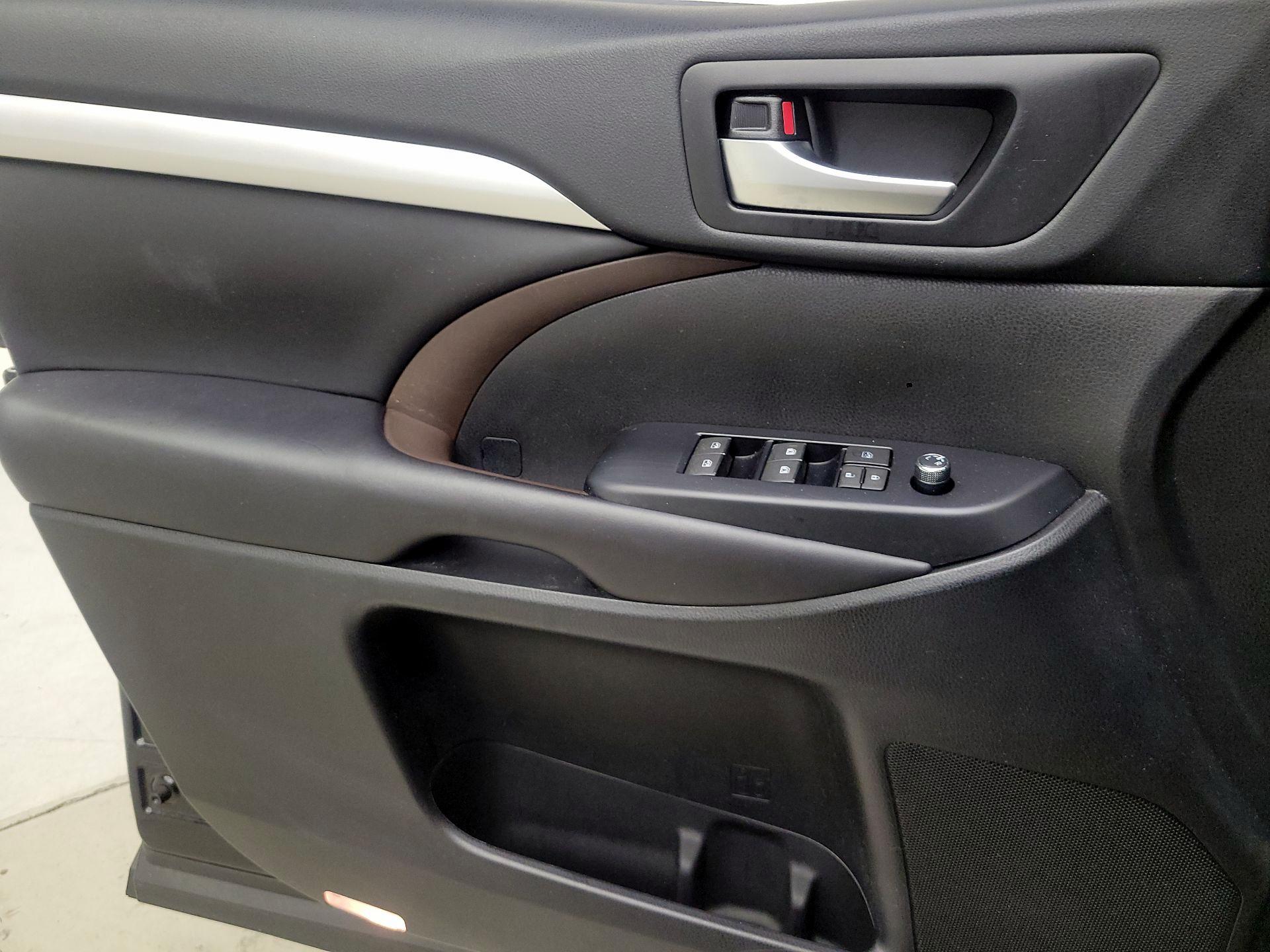 Thumbnail: 2019 Toyota Highlander - 12