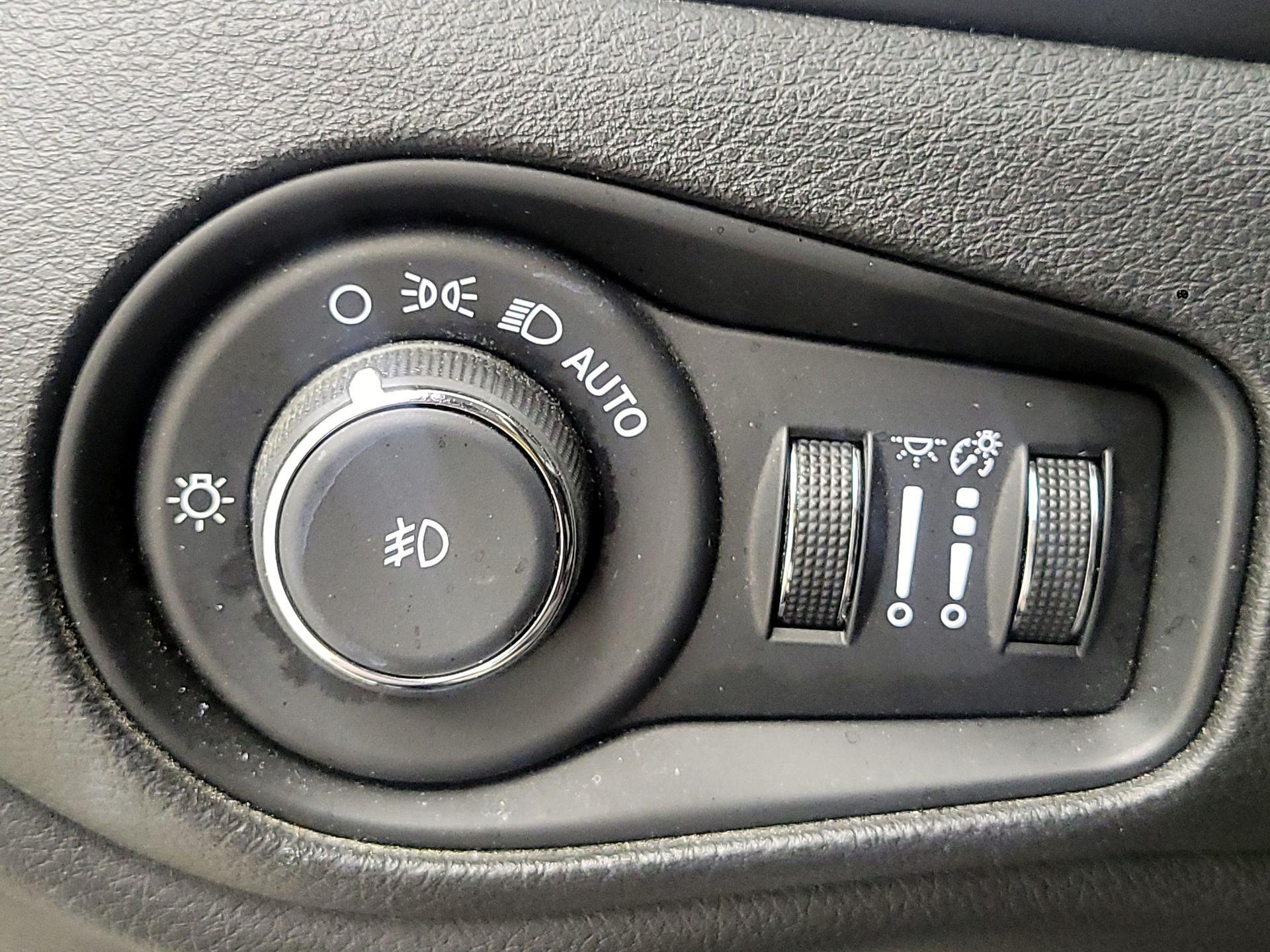 Thumbnail: 2015 Jeep Renegade - 13