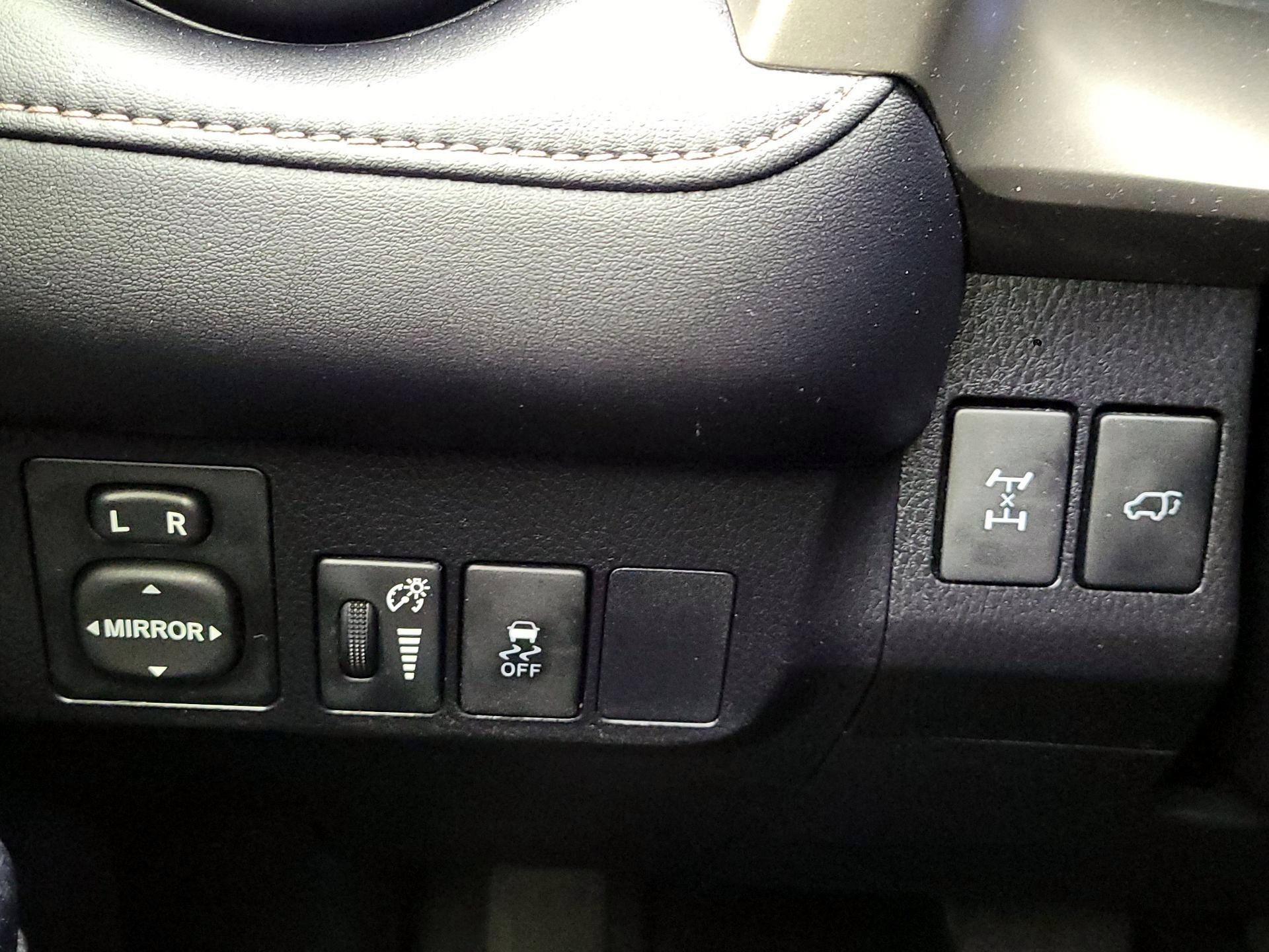 Thumbnail: 2015 Toyota RAV4 - 13
