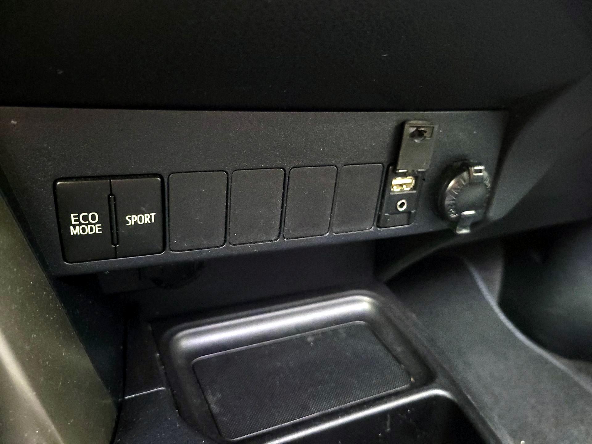 Thumbnail: 2015 Toyota RAV4 - 19