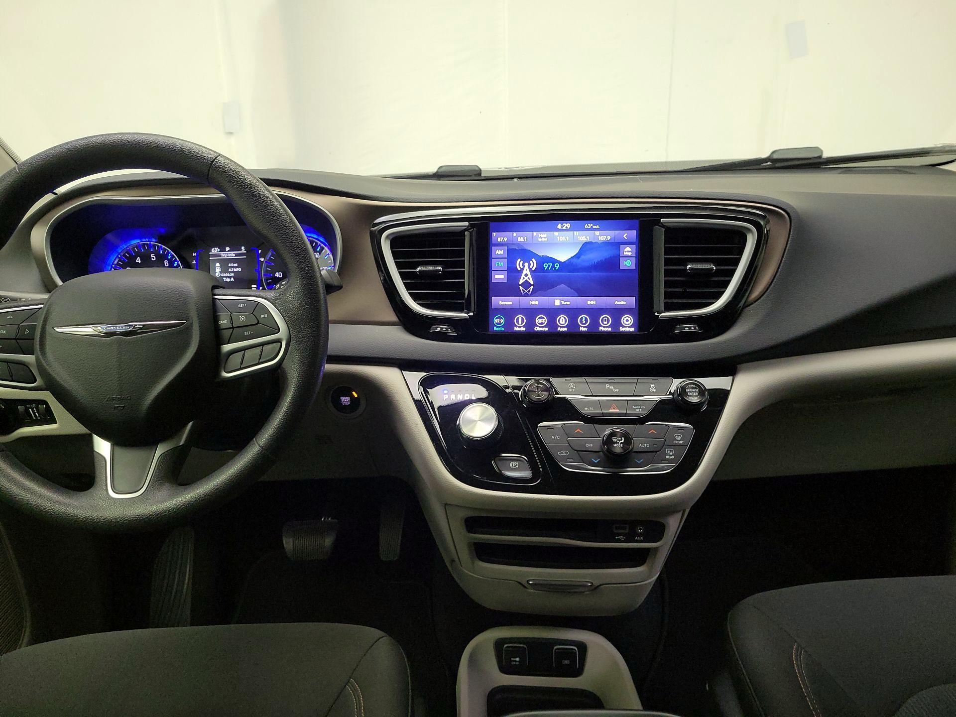 Thumbnail: 2018 Chrysler Pacifica - 9