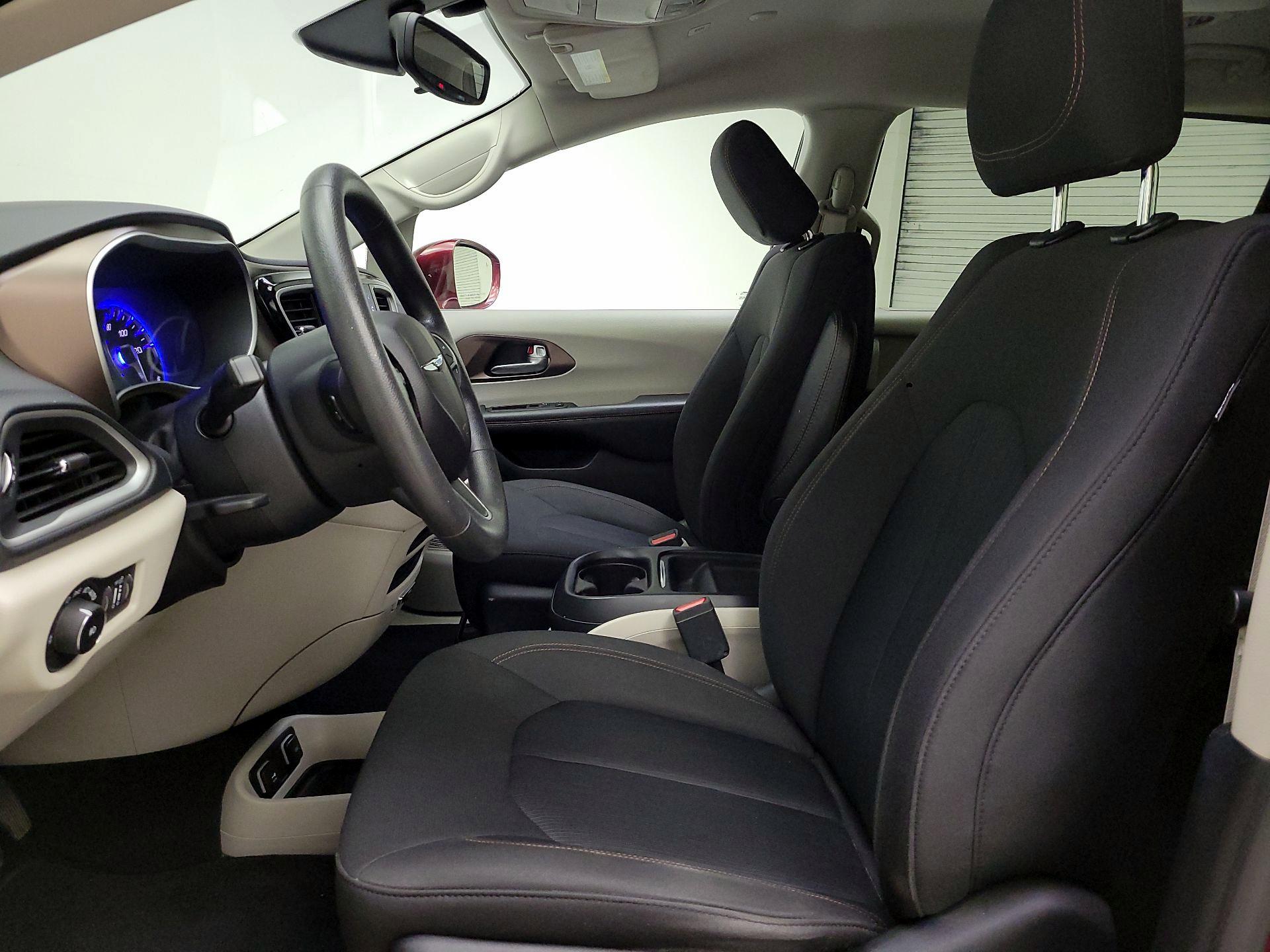 Thumbnail: 2018 Chrysler Pacifica - 11