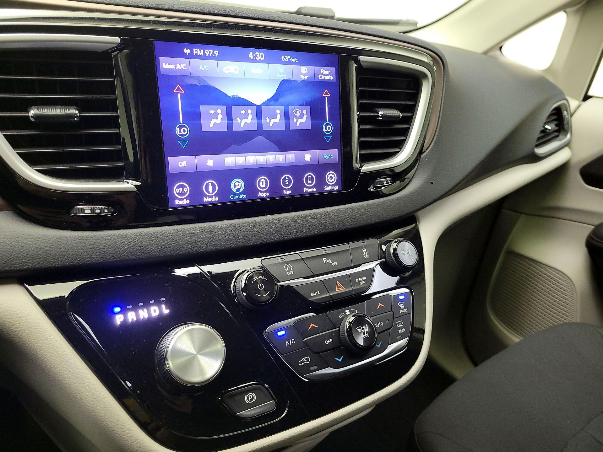 Thumbnail: 2018 Chrysler Pacifica - 17