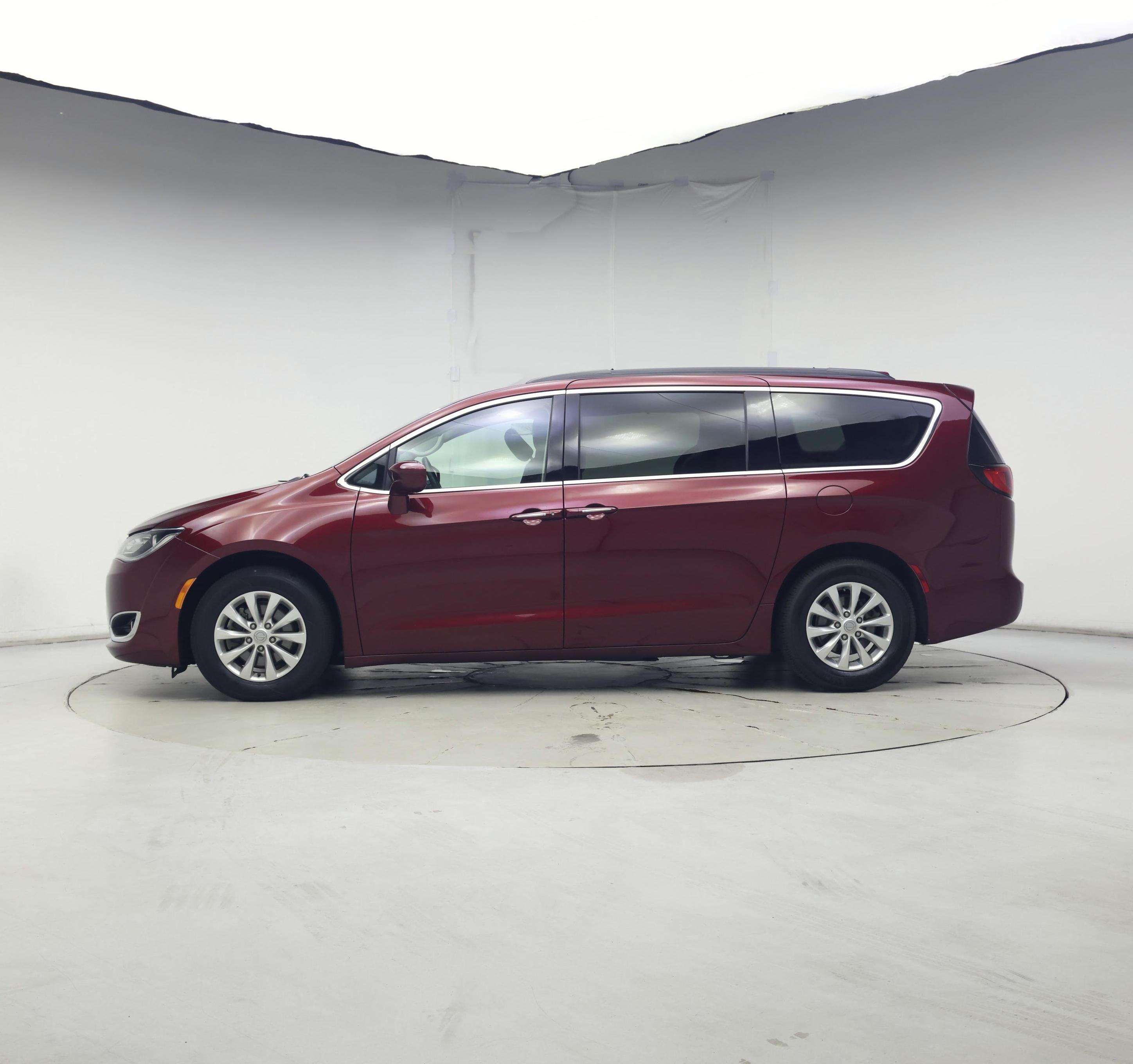 Thumbnail: 2018 Chrysler Pacifica - 3