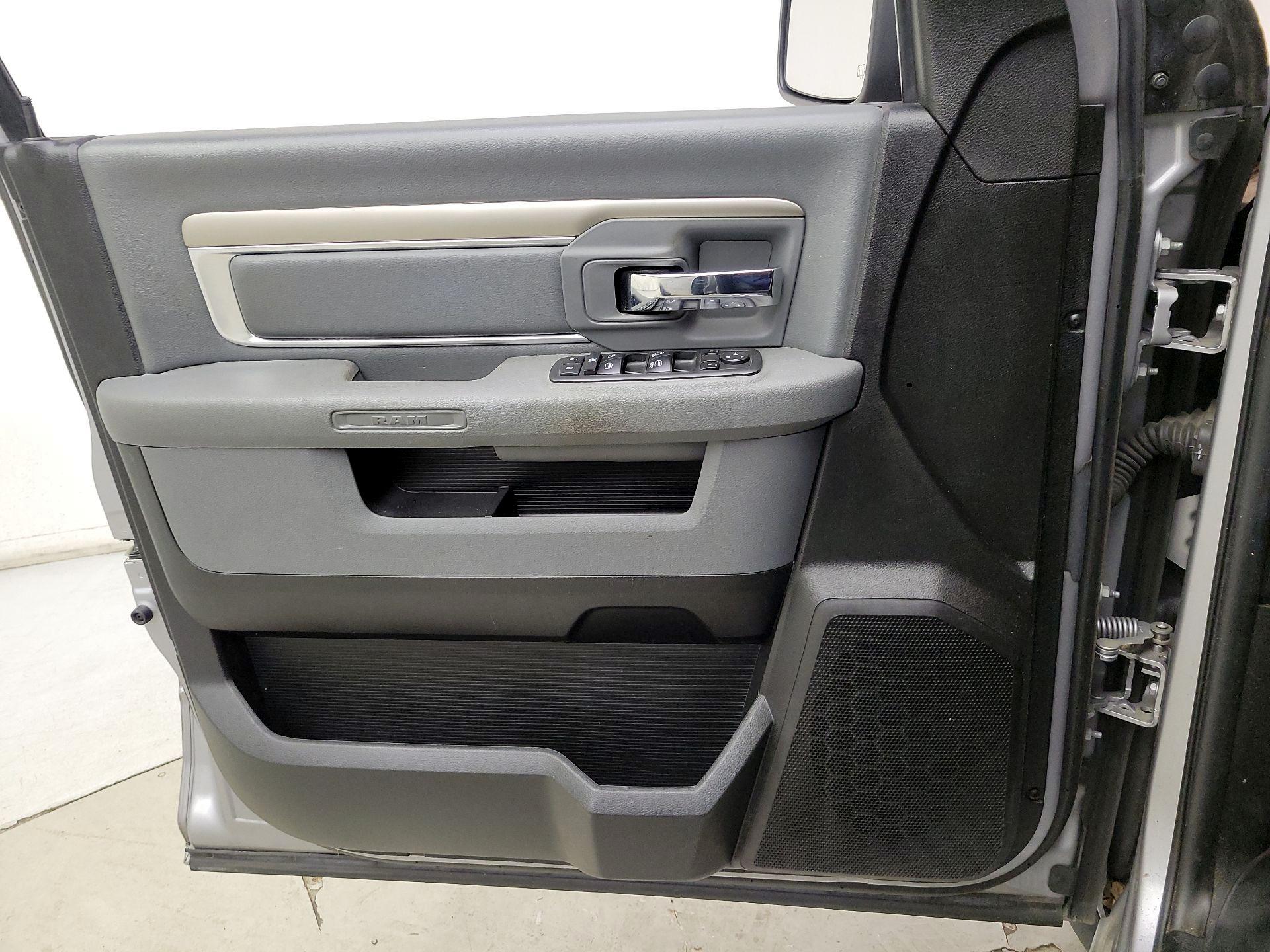 Thumbnail: 2019 RAM 1500 Classic - 12
