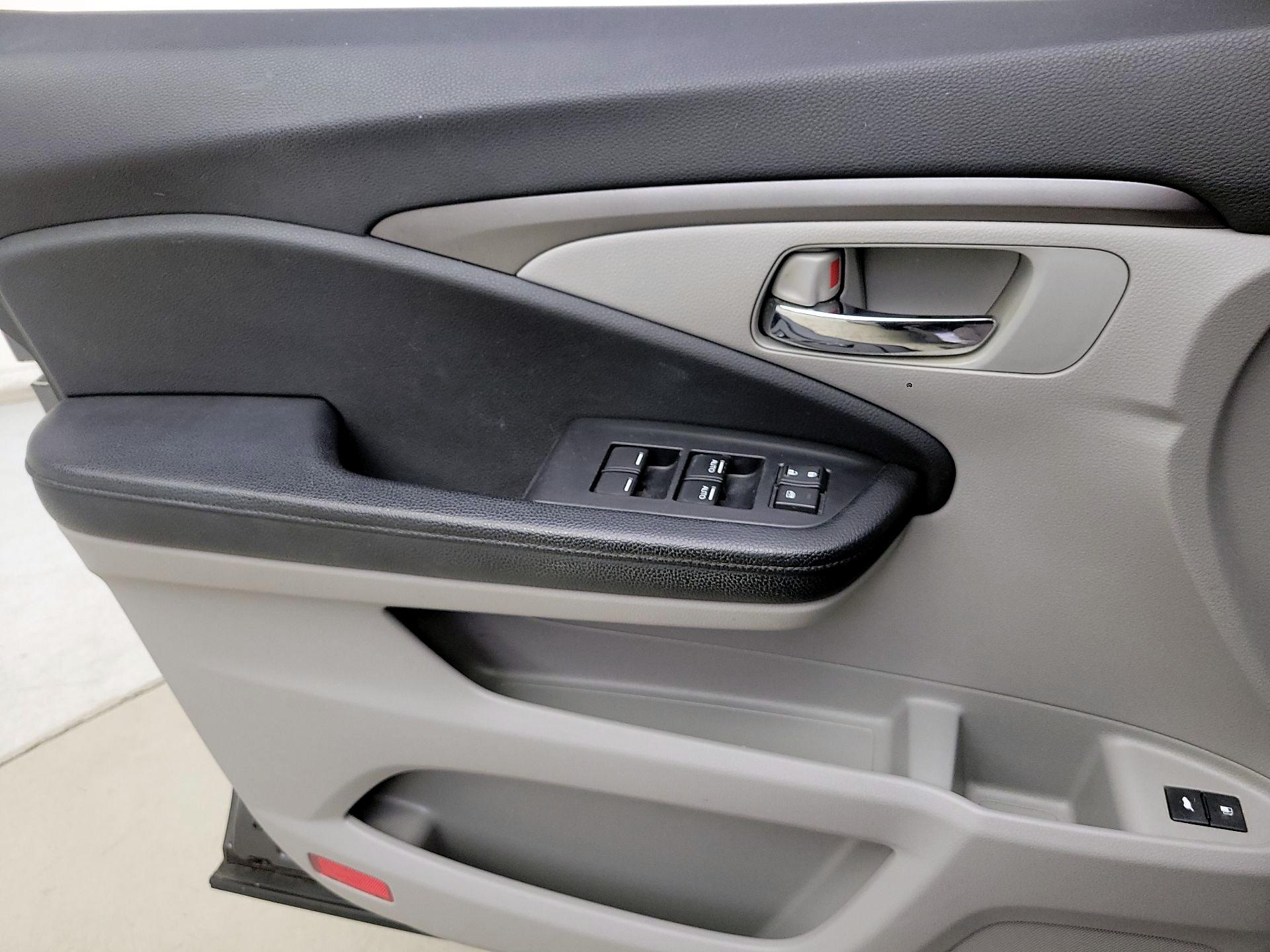 Thumbnail: 2017 Honda Pilot - 12