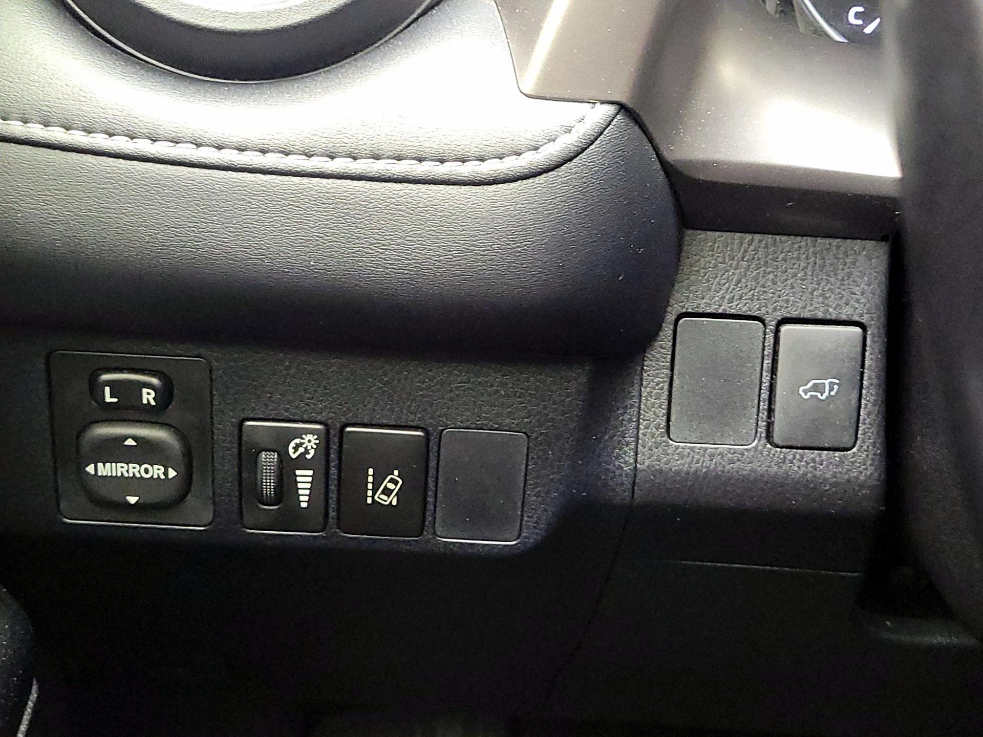 Thumbnail: 2016 Toyota RAV4 - 13