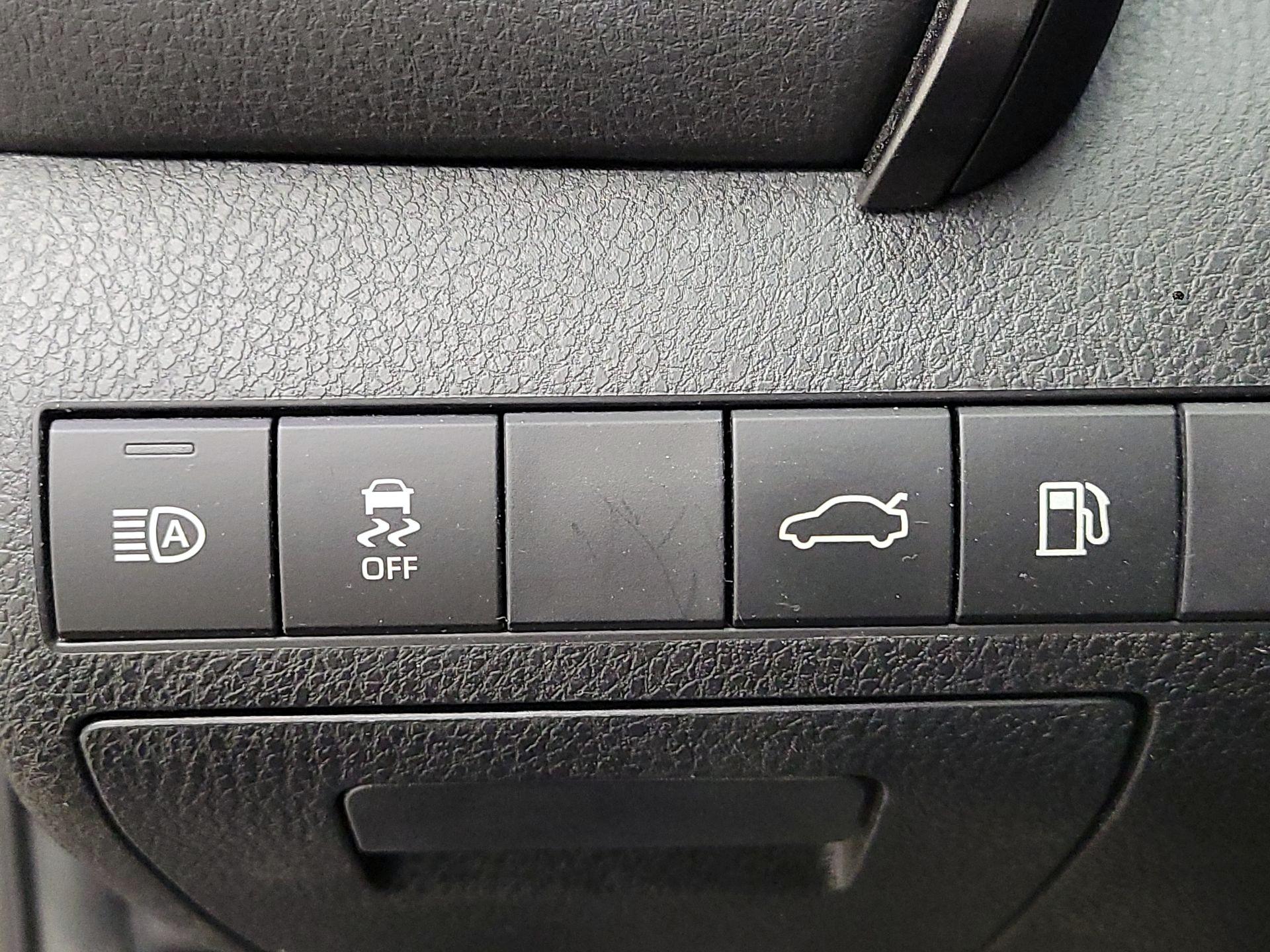 Thumbnail: 2018 Toyota Camry - 13