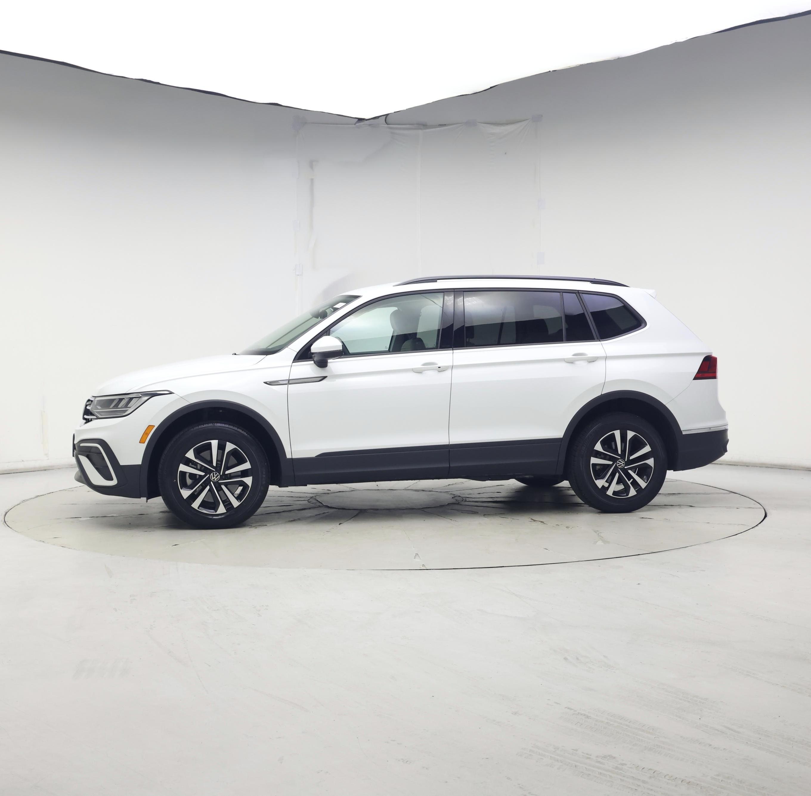Thumbnail: 2022 Volkswagen Tiguan - 3