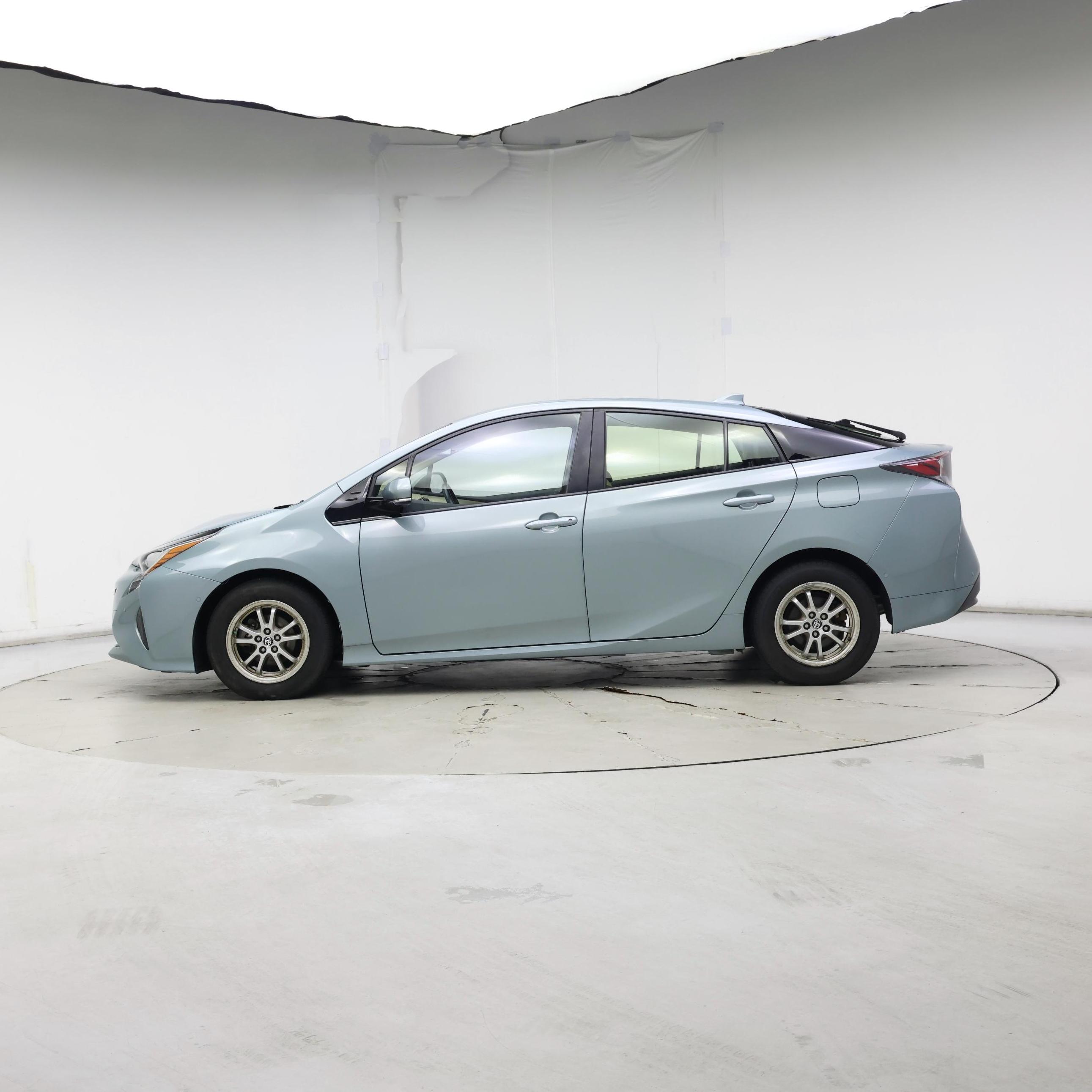 Thumbnail: 2017 Toyota Prius - 3