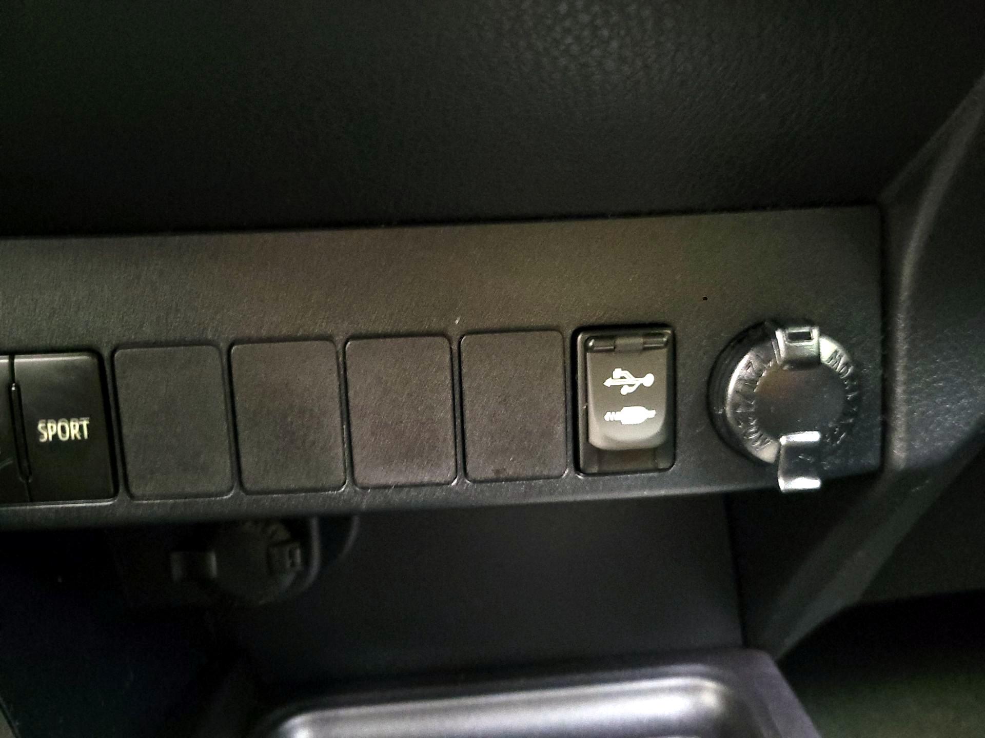 Thumbnail: 2015 Toyota RAV4 - 18