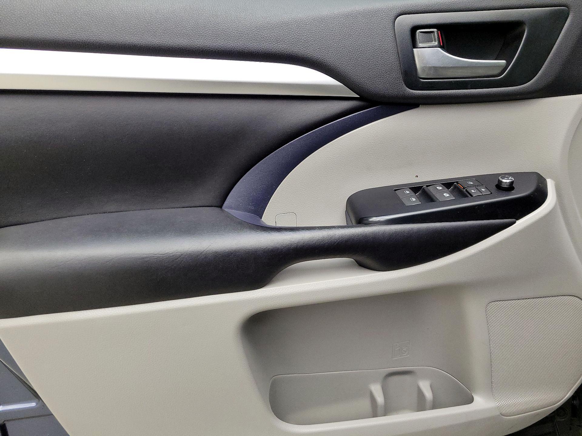 Thumbnail: 2019 Toyota Highlander - 12