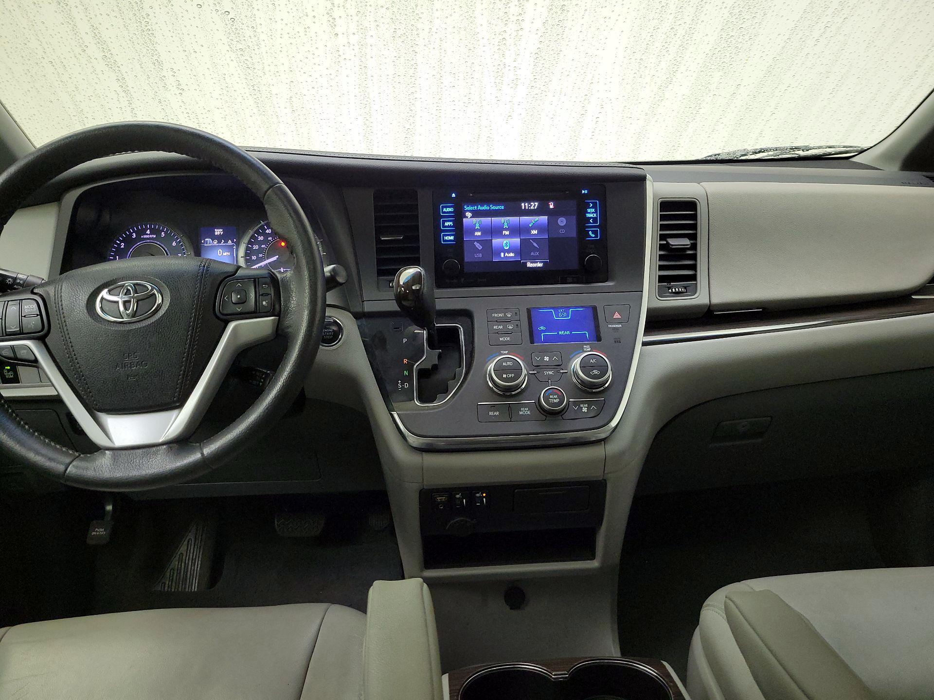 Thumbnail: 2017 Toyota Sienna - 9