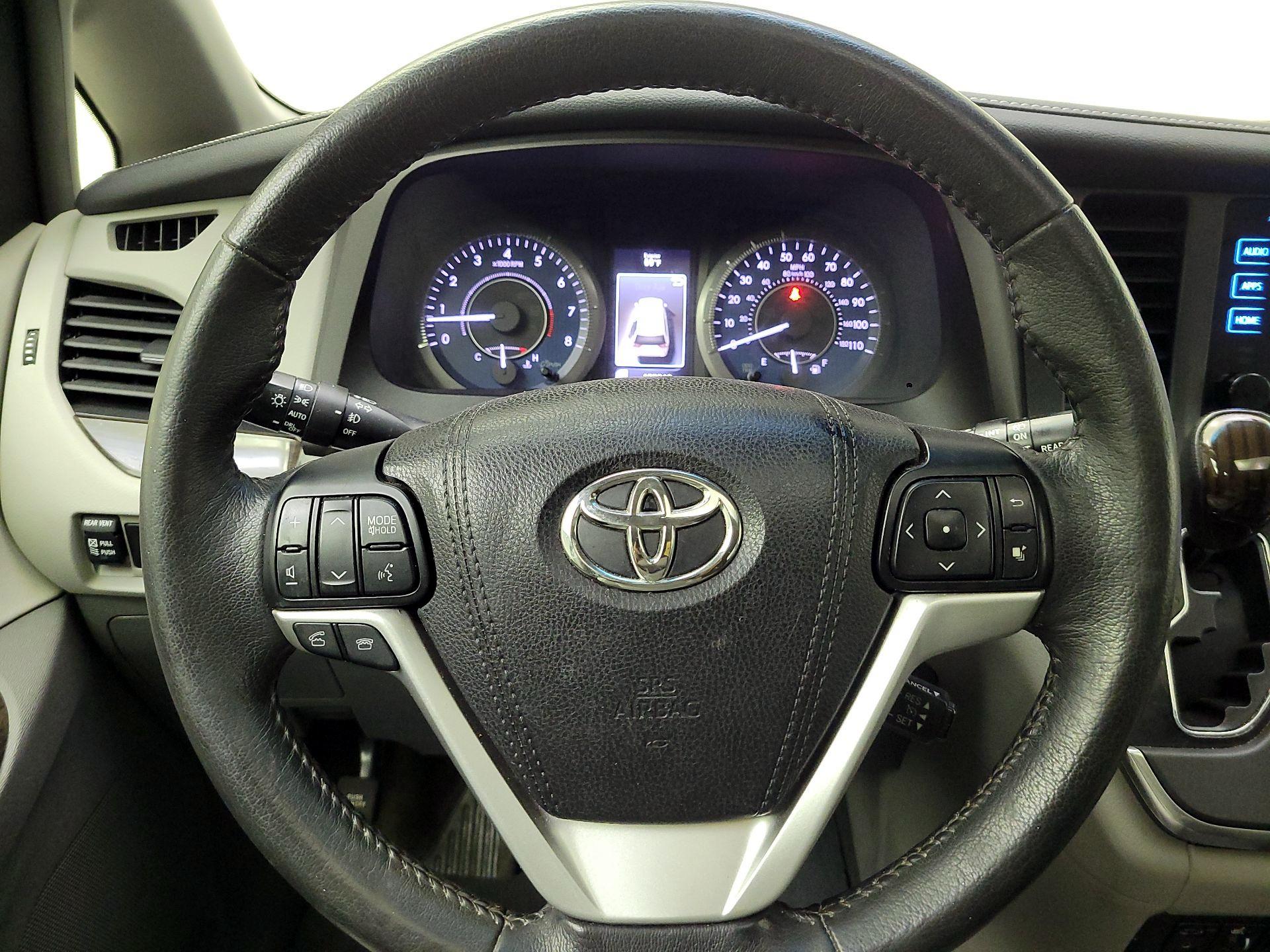 Thumbnail: 2017 Toyota Sienna - 10