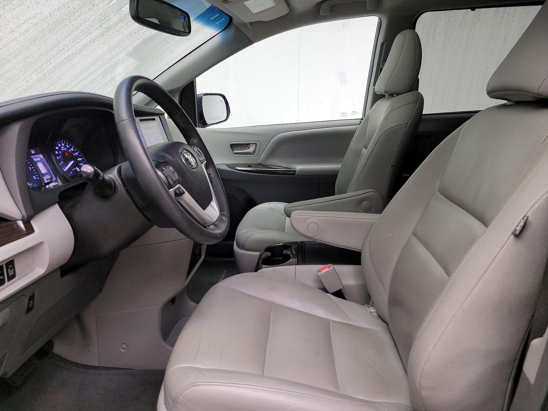 Thumbnail: 2017 Toyota Sienna - 11
