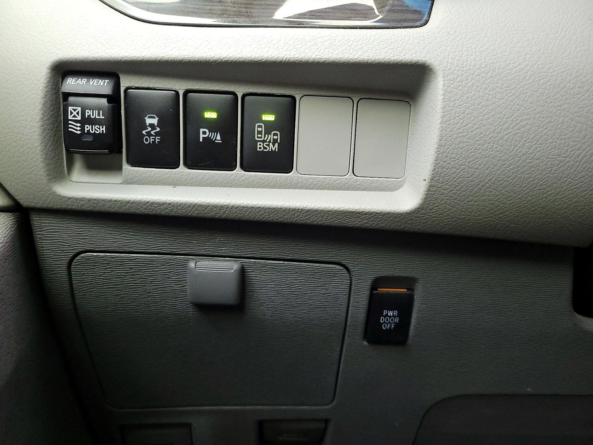 Thumbnail: 2017 Toyota Sienna - 13