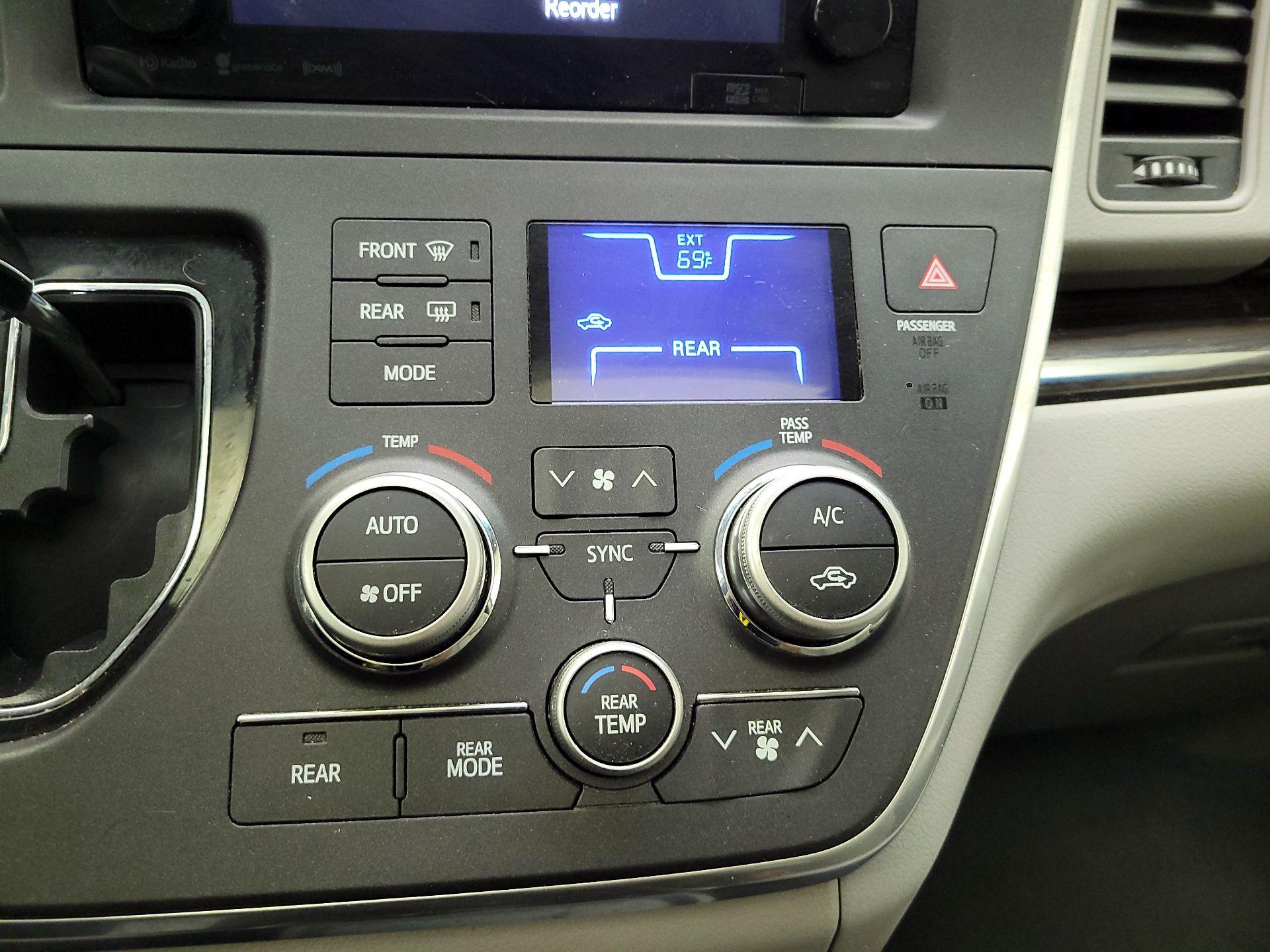 Thumbnail: 2017 Toyota Sienna - 17