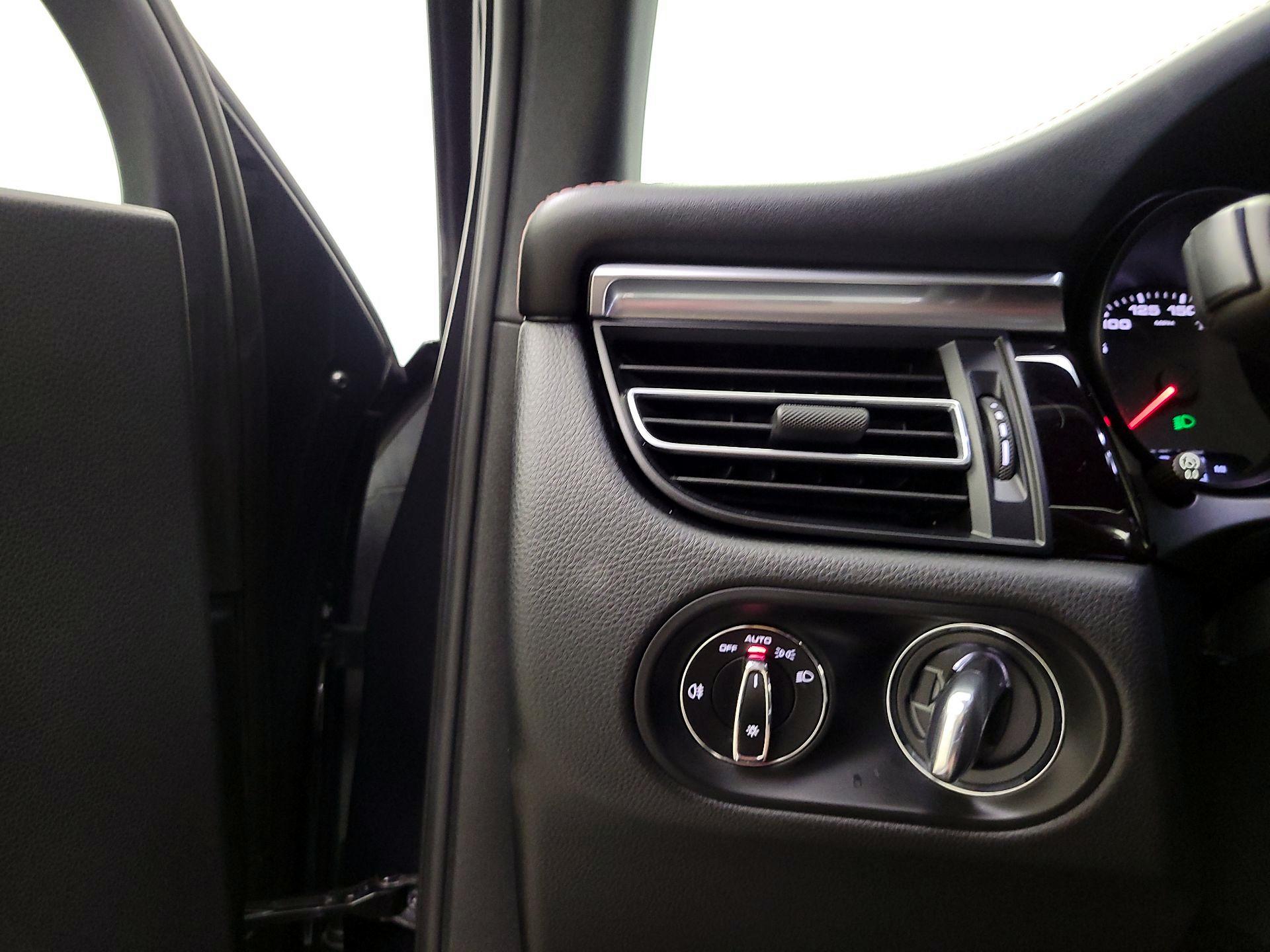 Thumbnail: 2020 Porsche Macan - 13