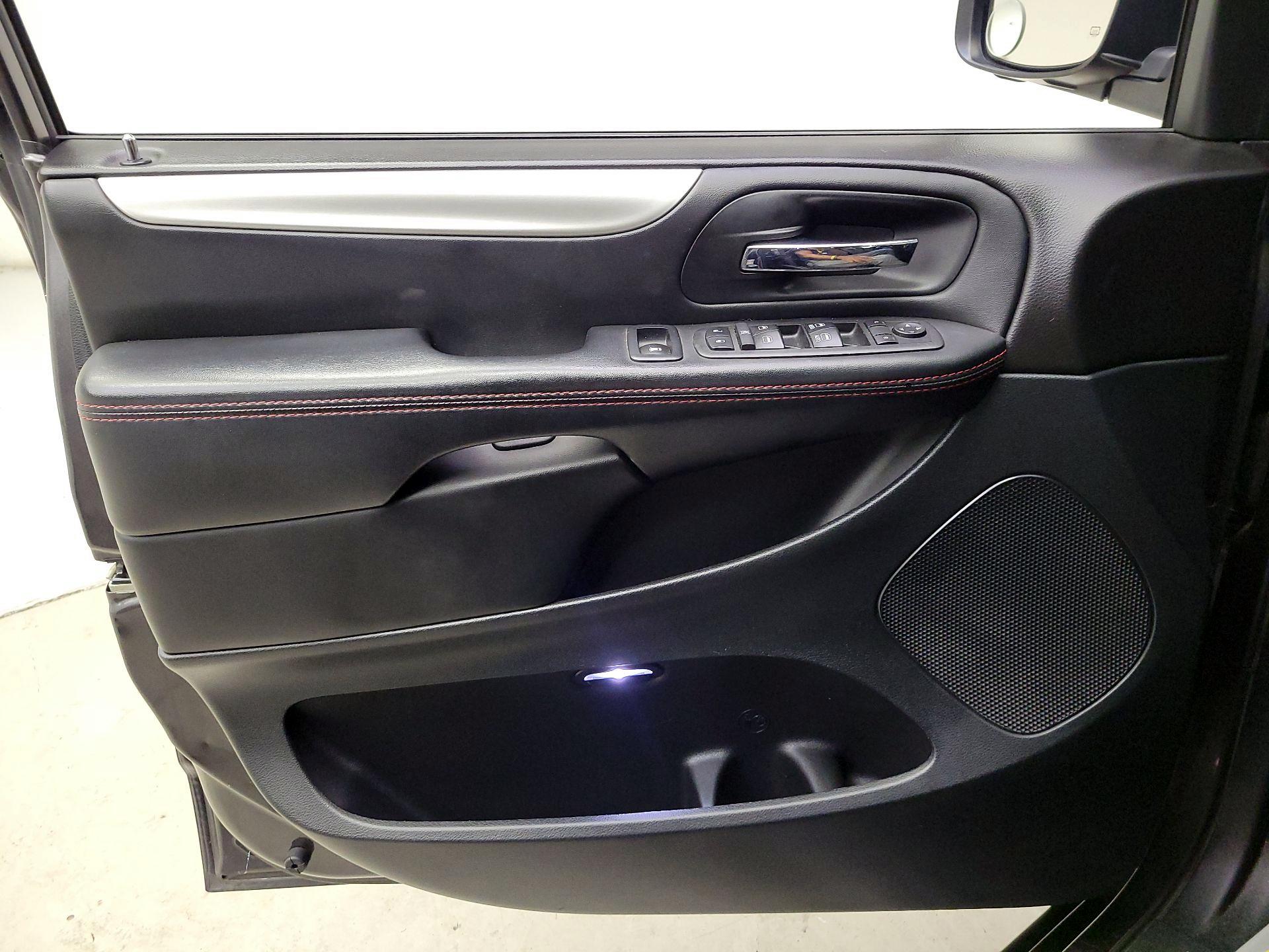 Thumbnail: 2018 Dodge Grand Caravan - 12