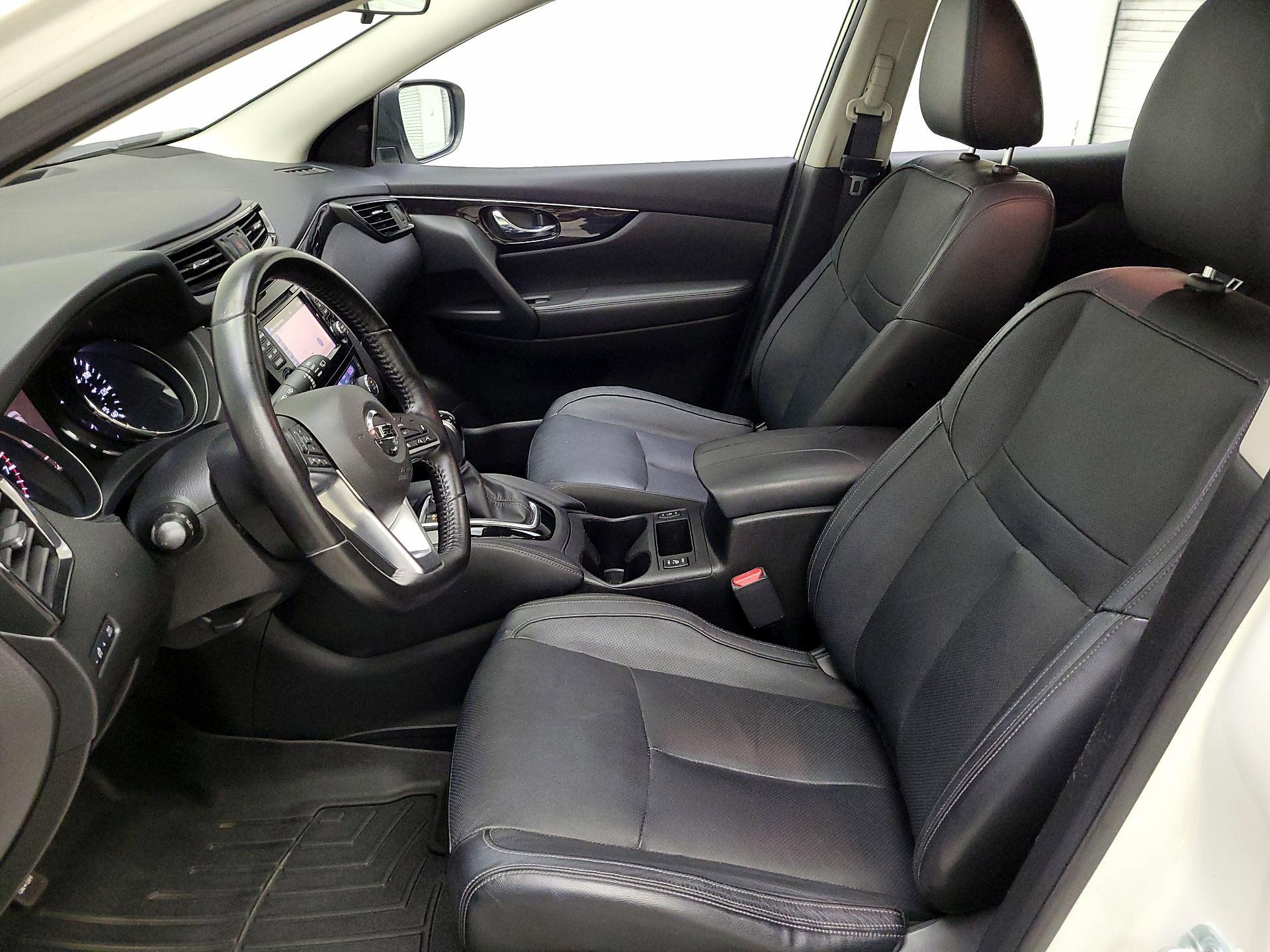 Thumbnail: 2017 Nissan Rogue Sport - 11