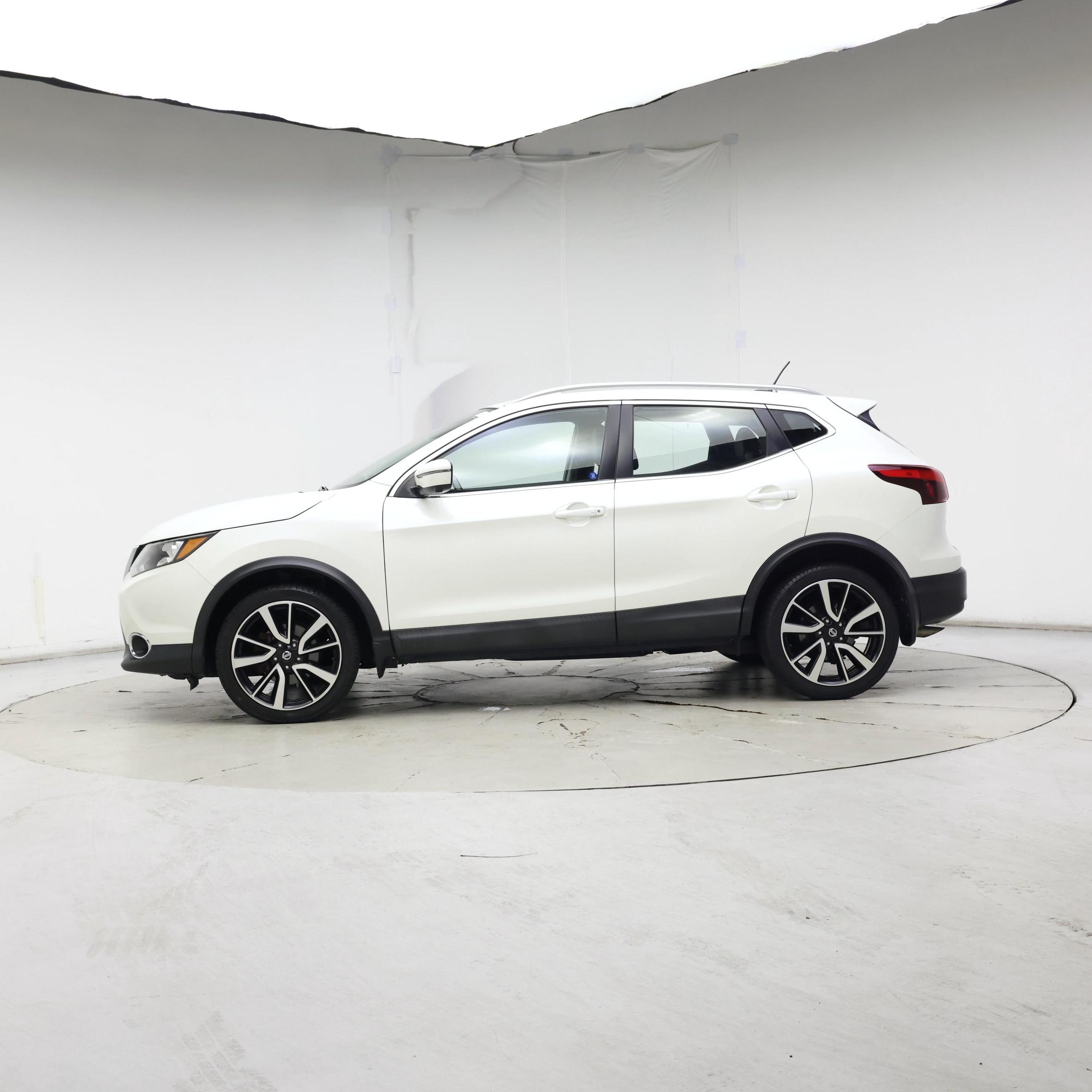 Thumbnail: 2017 Nissan Rogue Sport - 3