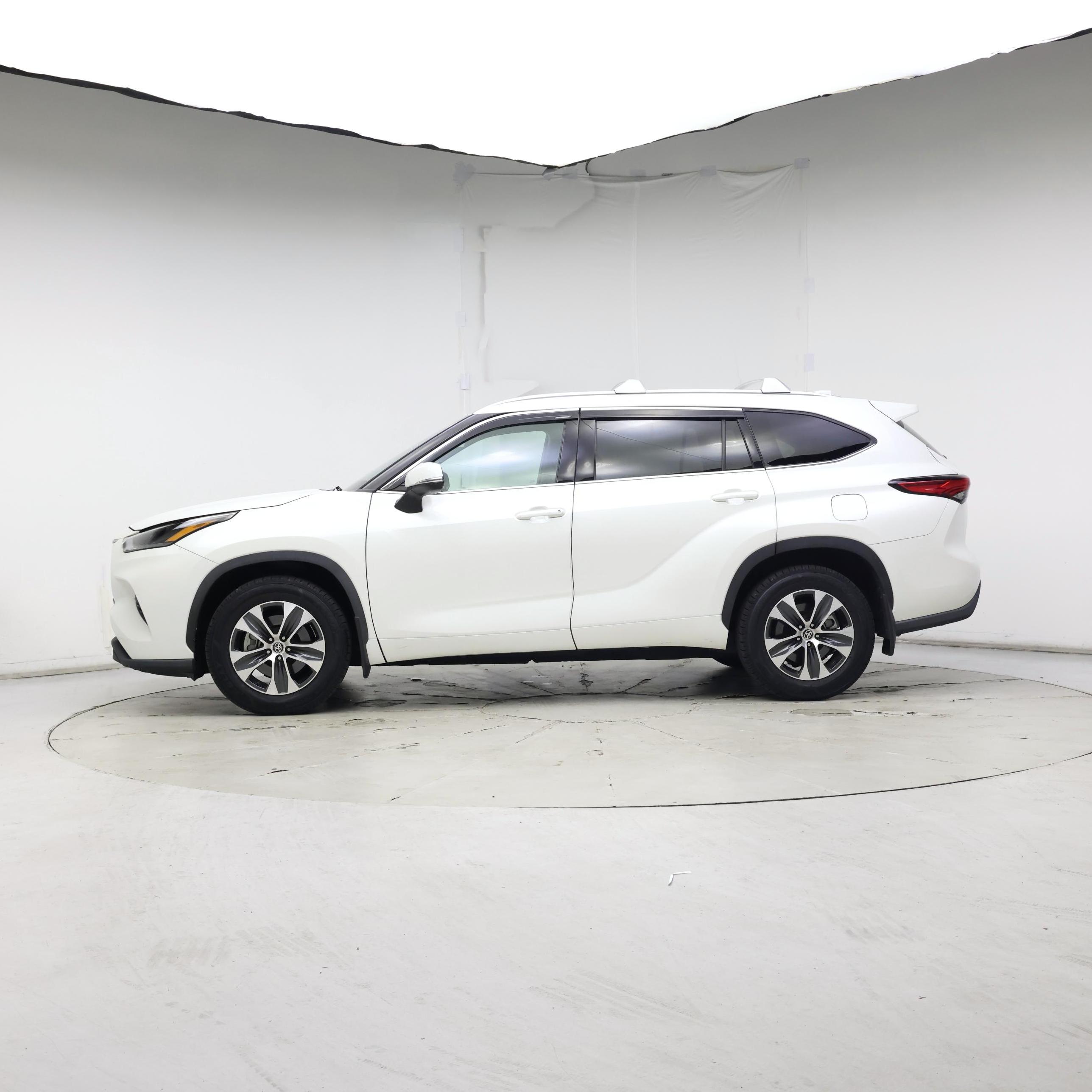 Thumbnail: 2021 Toyota Highlander - 3