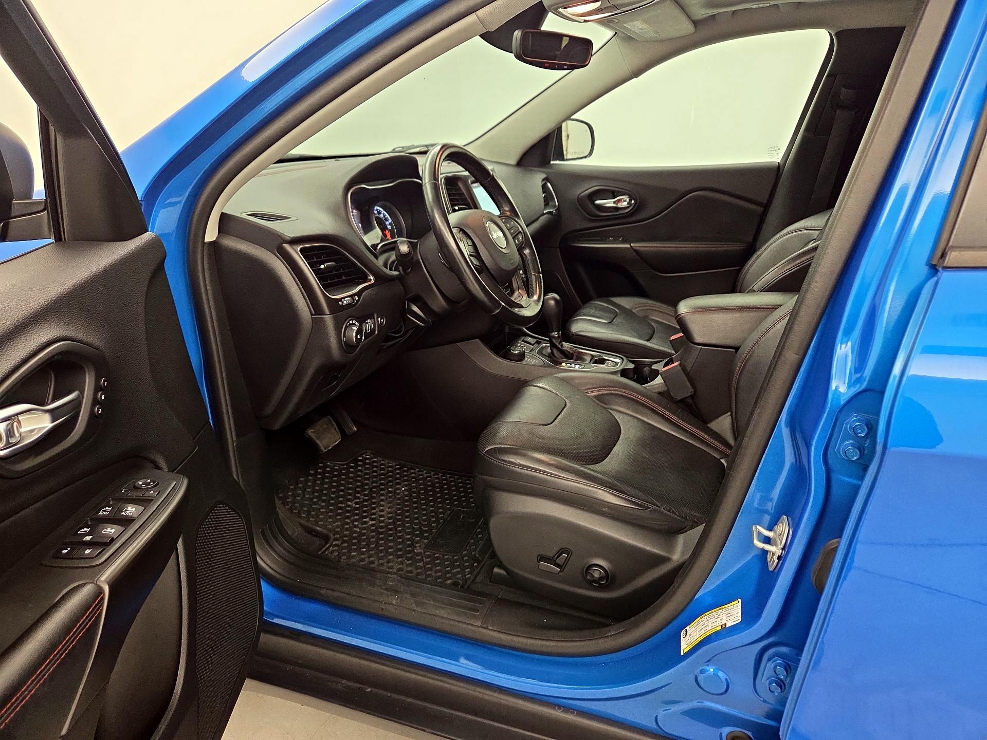 Thumbnail: 2020 Jeep Cherokee - 11