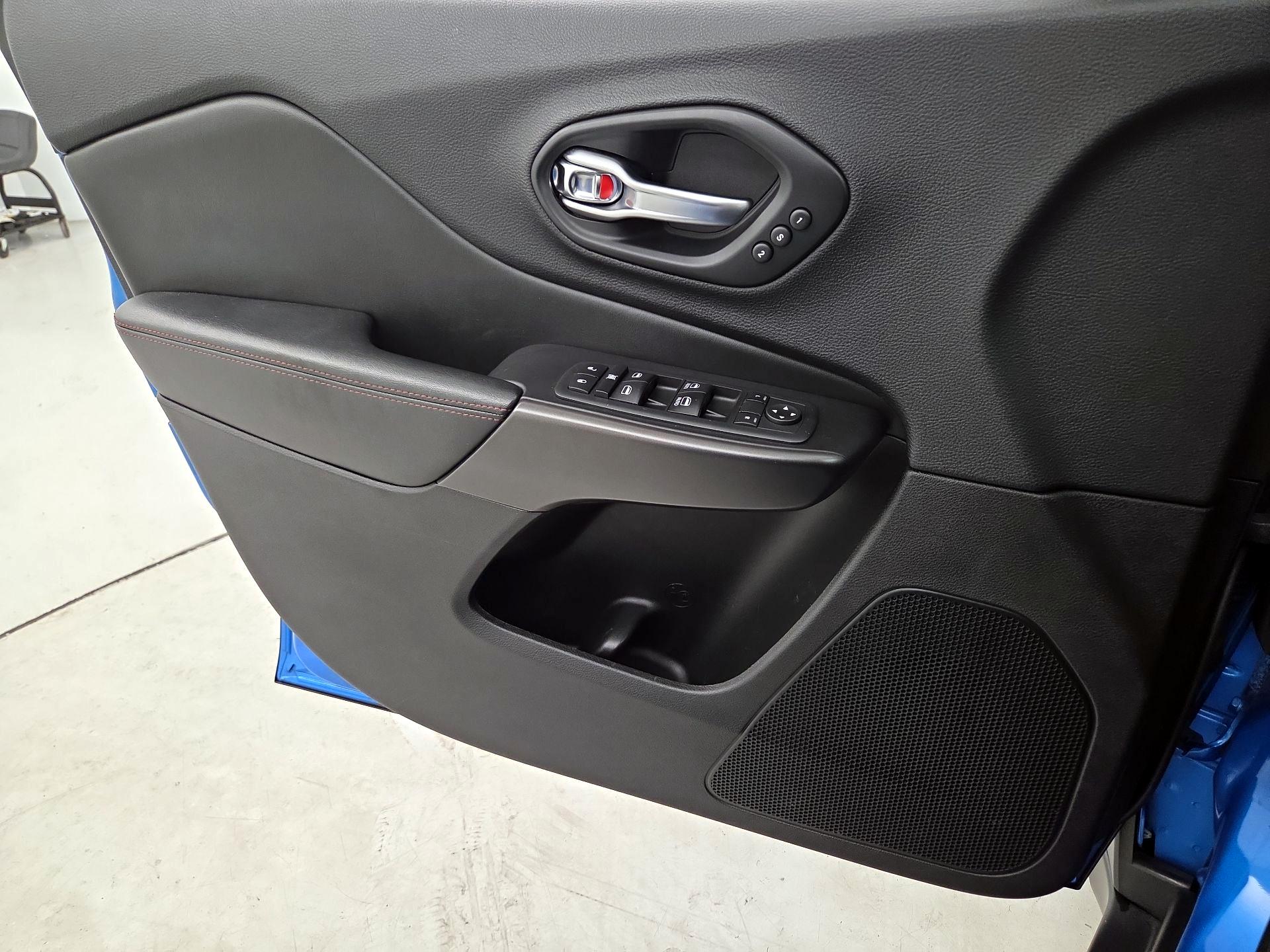 Thumbnail: 2020 Jeep Cherokee - 12