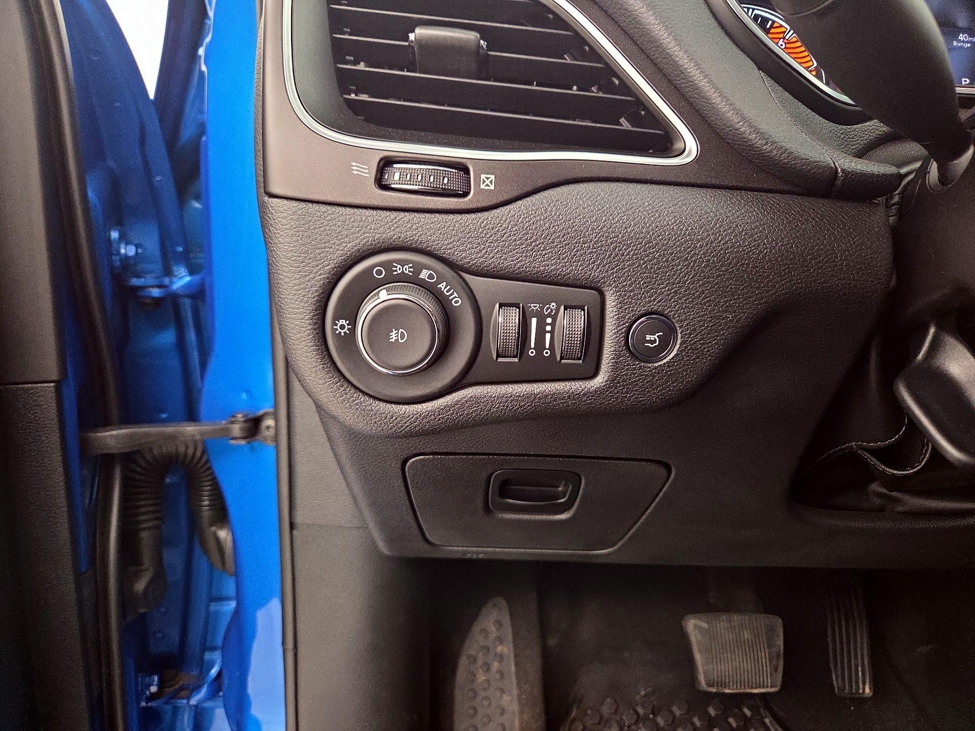 Thumbnail: 2020 Jeep Cherokee - 13